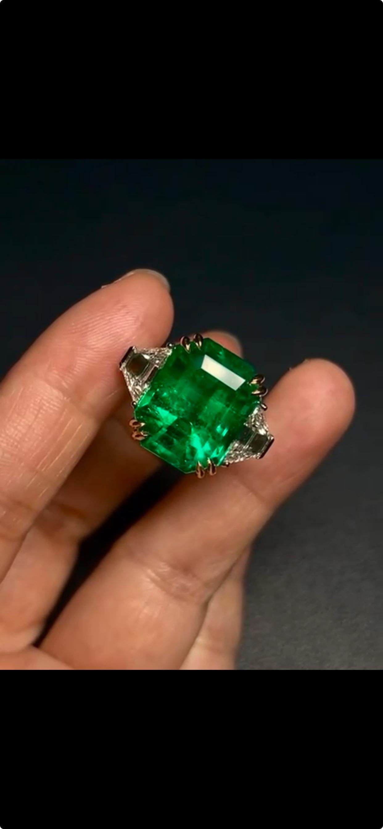 Dieses beeindruckende Schmuckstück ist mit einem seltenen kolumbianischen Smaragd von 16,64 Karat besetzt, der vom renommierten Edelsteinlabor Gübelin zertifiziert und in eine elegante Platinfassung gefasst wurde. Der leuchtend grüne Farbton, die
