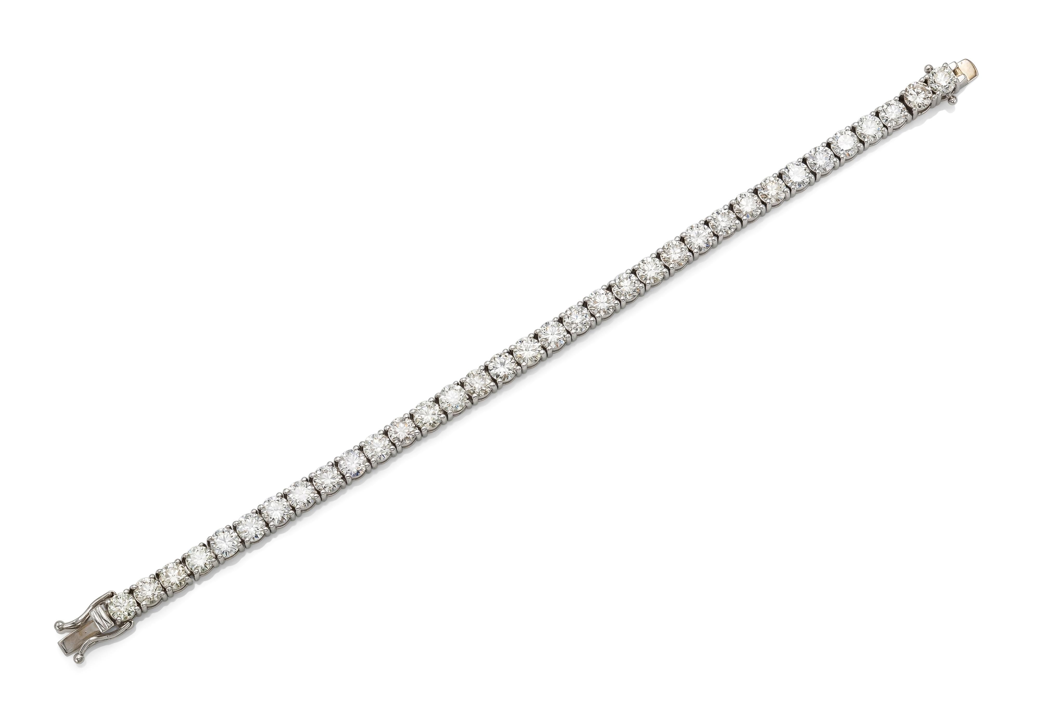 Finemente realizzato in oro bianco 14k con 34 diamanti rotondi taglio Brilliante per un peso totale di circa 16,67 carati, colore H-I, purezza VS-SI.
Misura 7 pollici