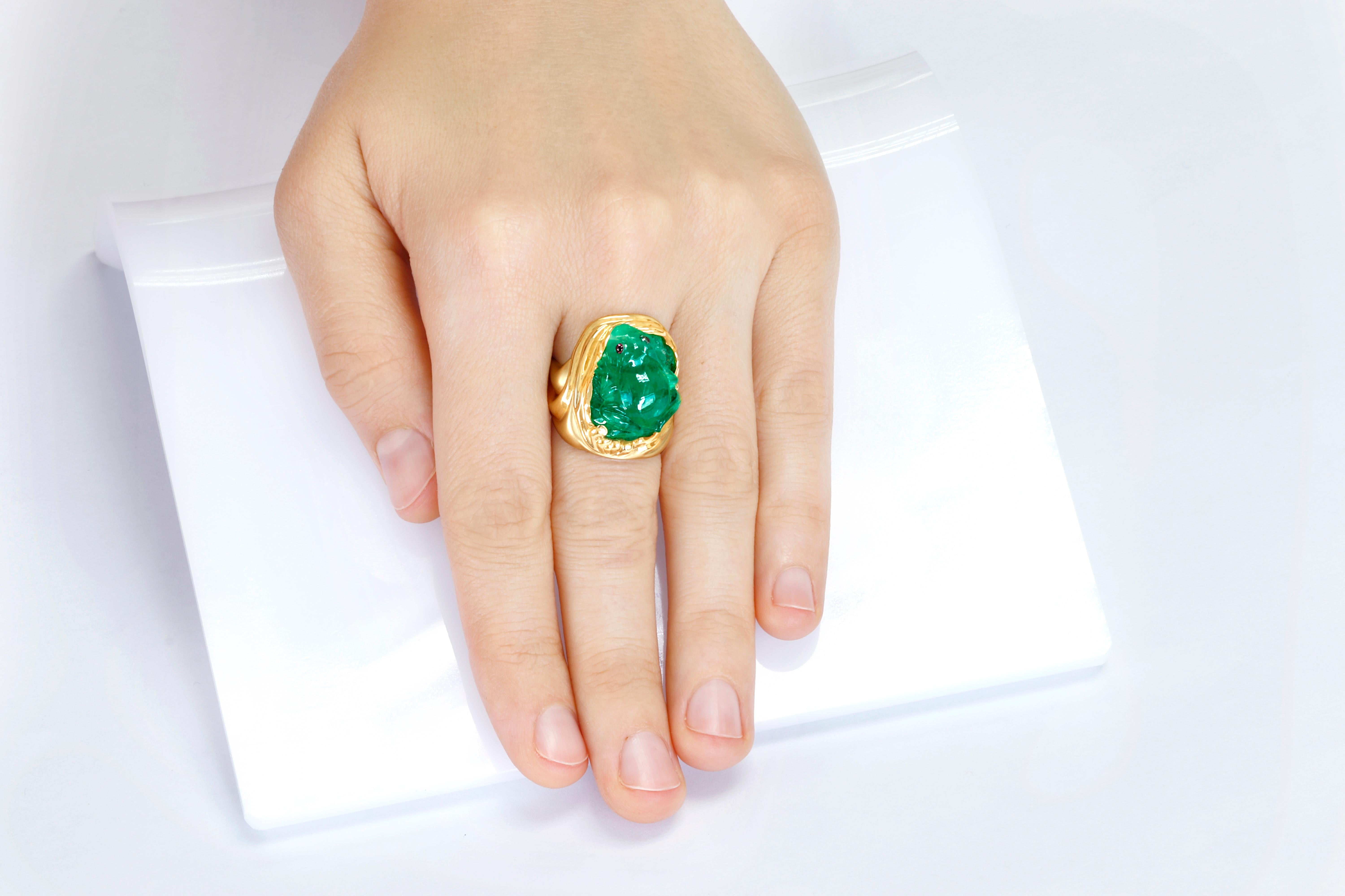 16.67 Carat Carved Russian Emerald 18 Karat Yellow Gold Cocktail Fashion Ring In New Condition In Bangkok, TH