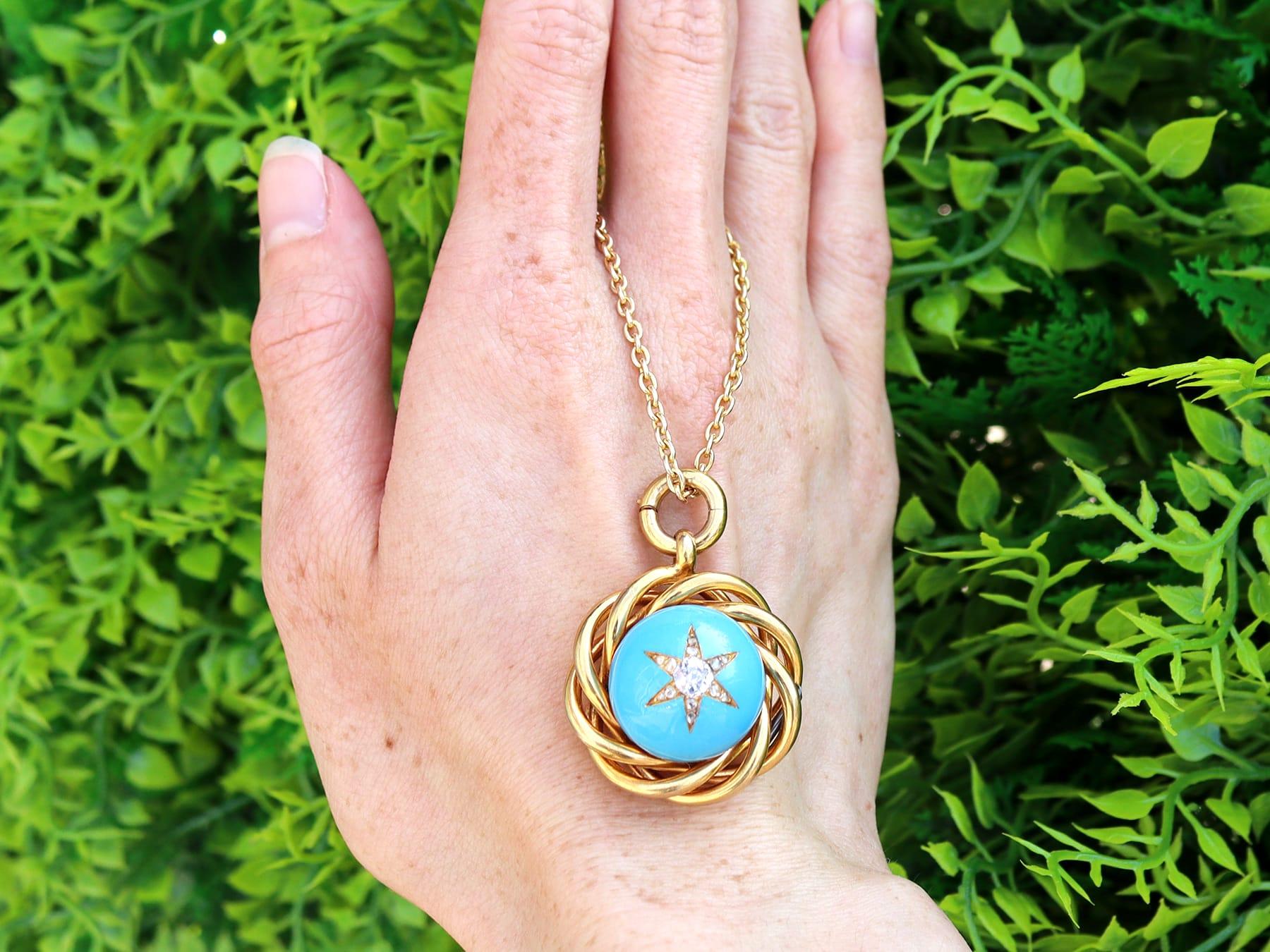 Un superbe, fin et impressionnant pendentif victorien ancien de 16,68 carats de turquoise et 0,47 carat de diamant, en or jaune 18 carats ; faisant partie de notre collection diversifiée de bijoux victoriens.

Ce superbe pendentif en turquoise