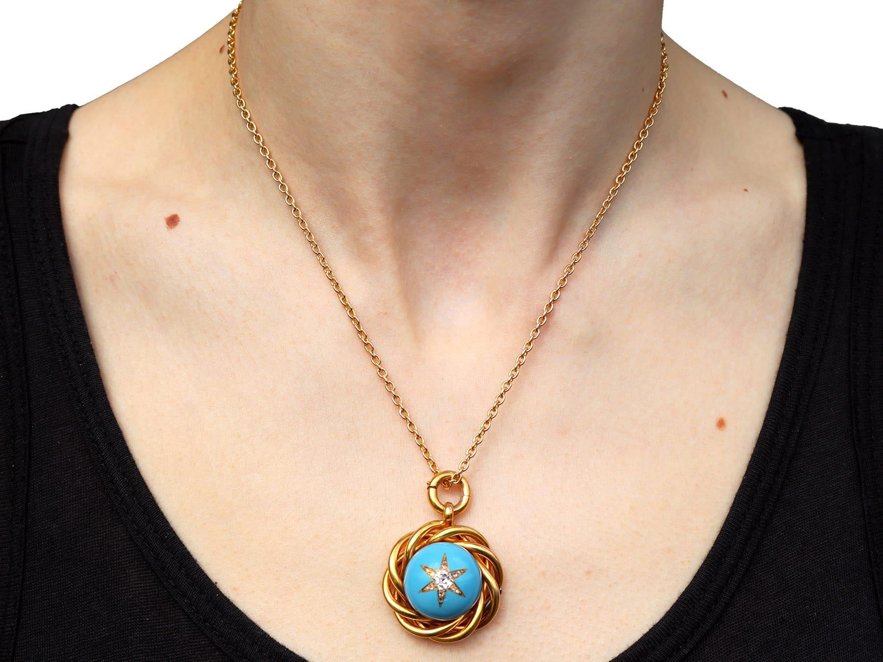 Pendentif en or jaune 18k de 16,68 carats de turquoise et 0,47 carat de diamant Circa 1880 en vente 3