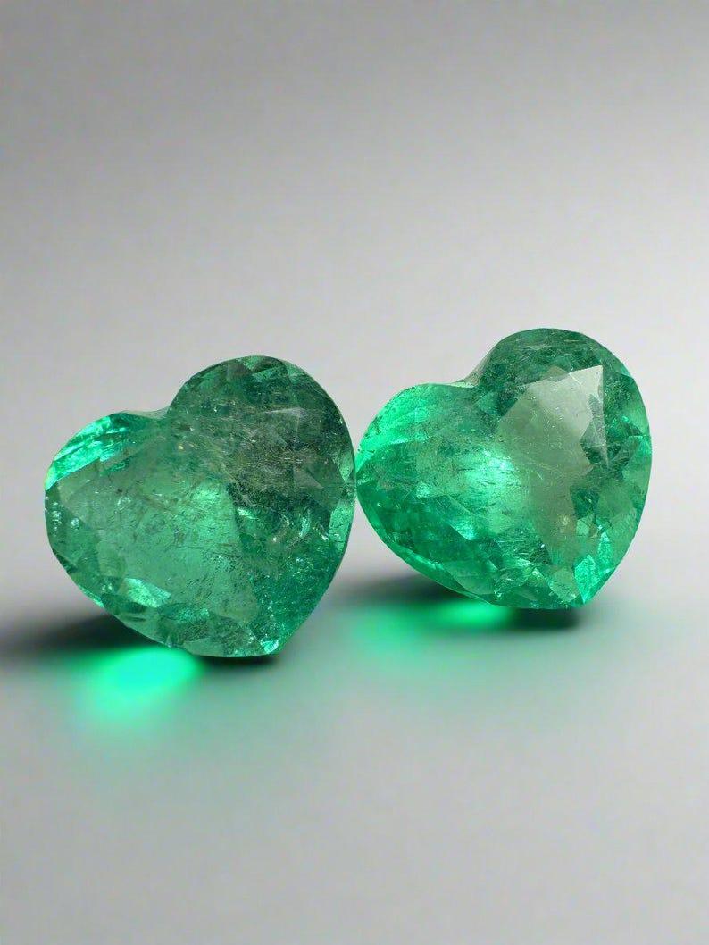 A. Stone: Smeraldo
Peso totale: 16,68-tcw
Forma: Taglio a cuore
Chiarezza: Trasparente
Lucentezza: Molto buono
Colore: Verde giallastro
Misure: 12.58mm x 14.15mm x 8.32mm // 12.55mm x 14.15mm x 8.96mm
Origine geografica: Colombia
Trattamento: