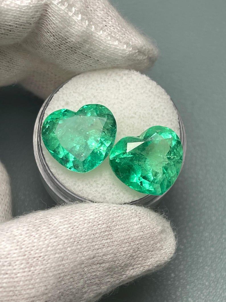 16,68tcw Rara coppia di smeraldi colombiani tagliati a cuore  Greene & Greene giallastro Abbinamento In condizioni Nuovo in vendita a Jupiter, FL