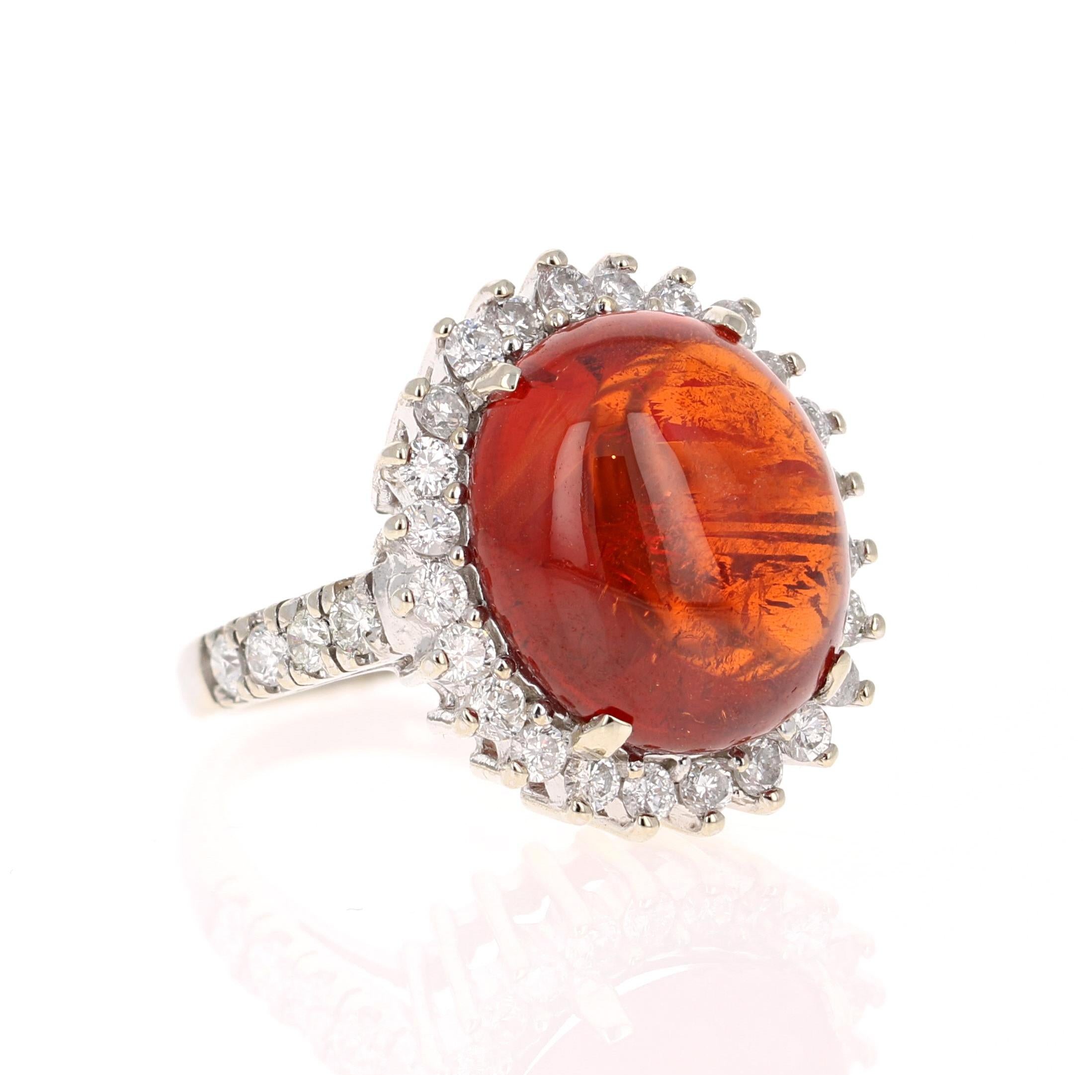 16.69 Karat Cabochon Spessartin Diamant Weißgold Cocktail Ring!
Dieser schöne Ring hat einen riesigen 15,51 Karat Cabochon Spessartin in der Mitte des Rings. Ein Spessartin ist ein Naturstein, der eigentlich zur Granatfamilie gehört. Der Ring ist