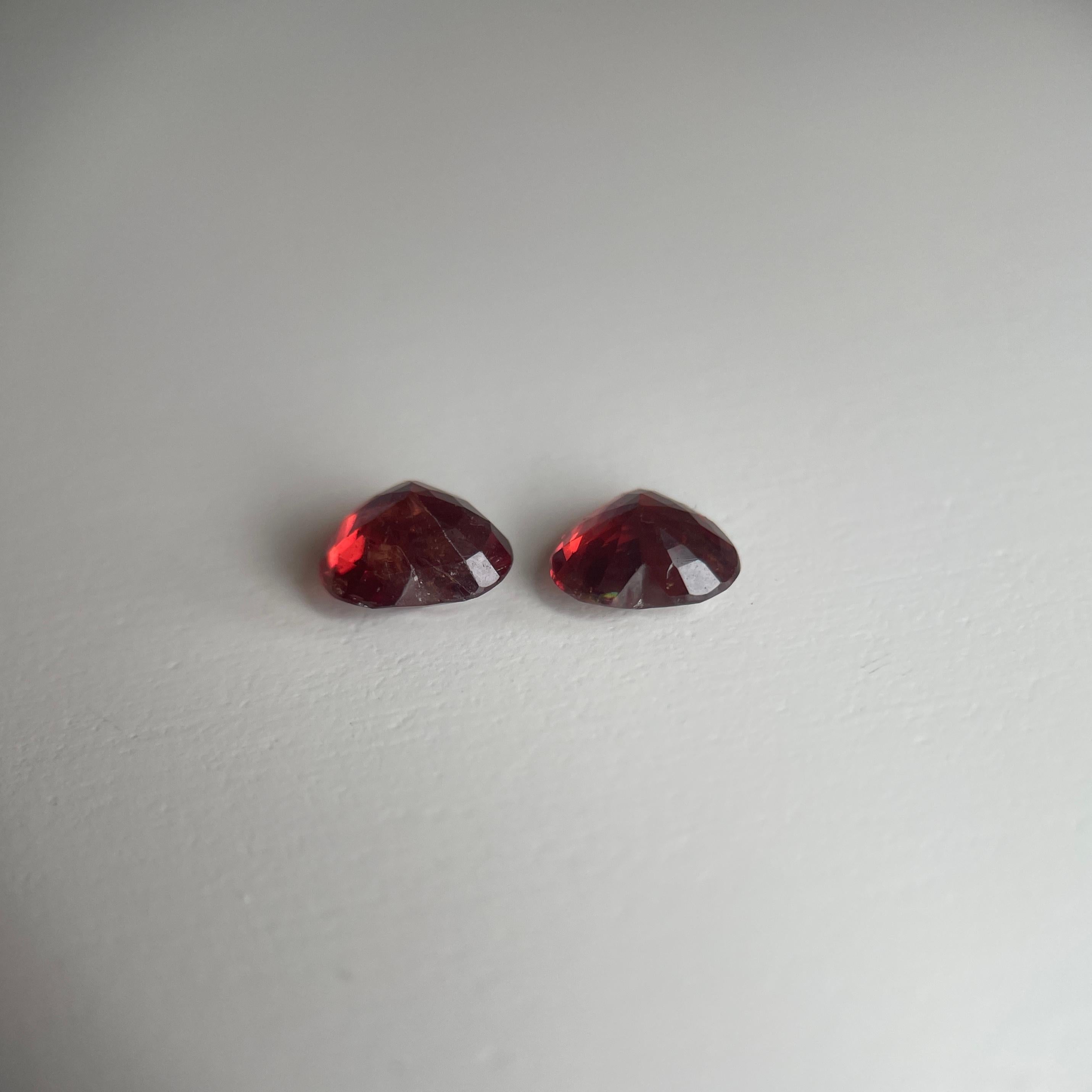 1.66ct Heart Shaped Red Spinel Pair (6.1x5.4x3.6/5.9x5.4x3.3)mm en Nuevo estado para la venta en Singapore, SG