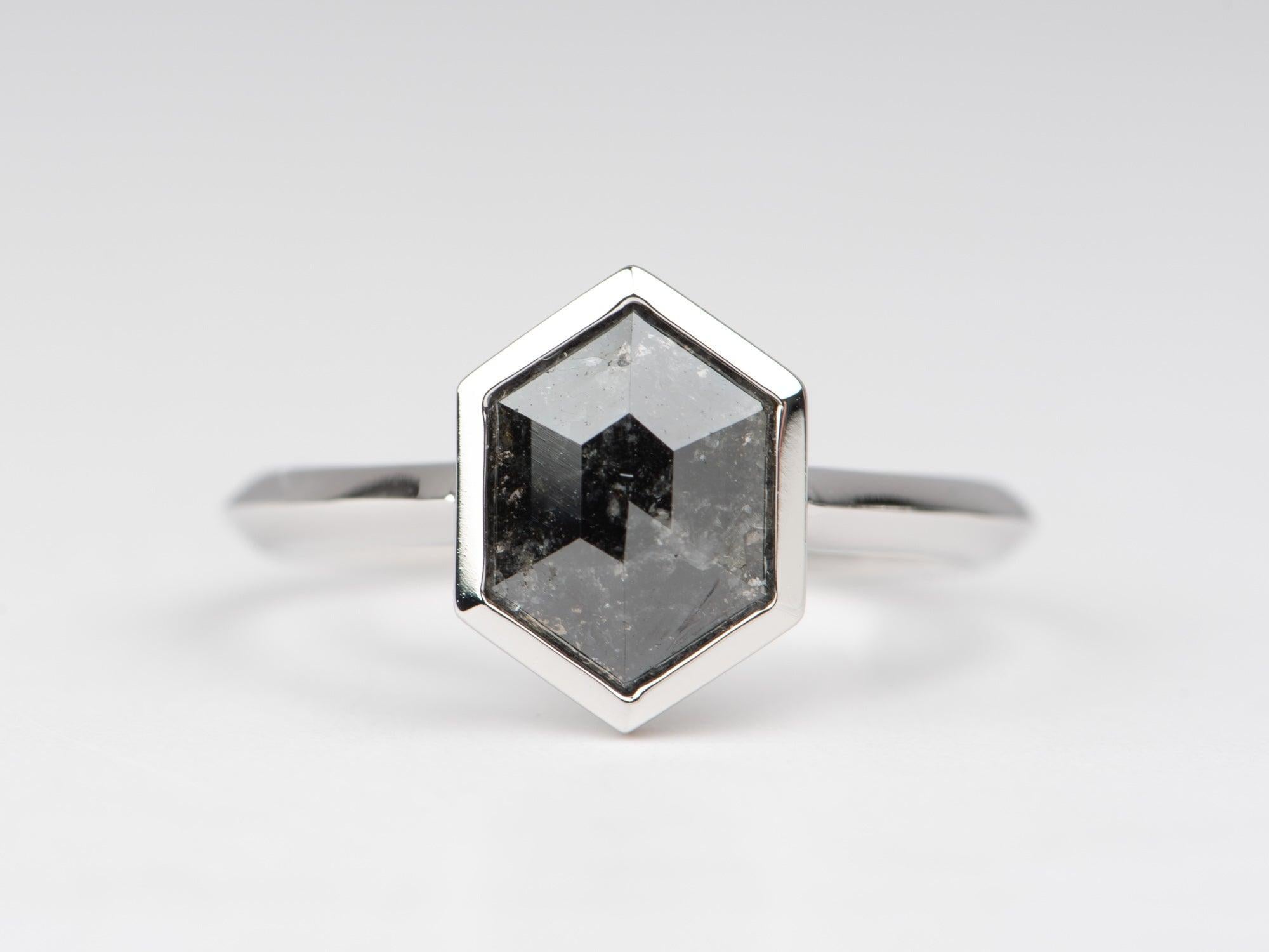 ♥ Anillo de compromiso con bisel de diamantes en forma de hexágono de 1,66 ct Oro blanco de 14 quilates R6686
♥ El elemento mide 11,2 mm de longitud (en dirección Norte-Sur), 8,4 mm de anchura (en dirección Este-Oeste) y mide 3,3 mm de altura desde