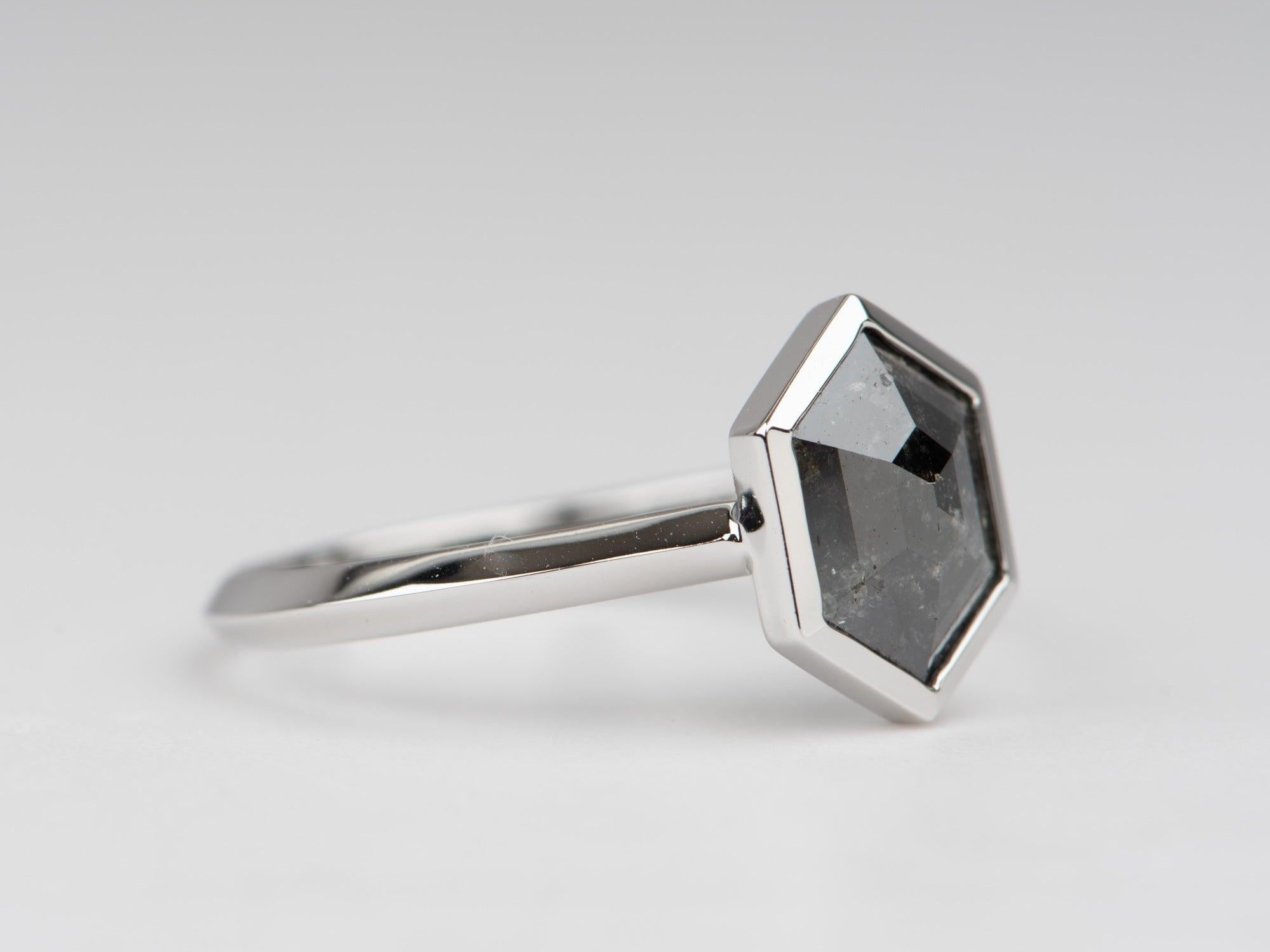 1,66 ct Anillo de compromiso con bisel de diamantes en forma de hexágono Sal y pimienta 14K WG Sin cortar en venta