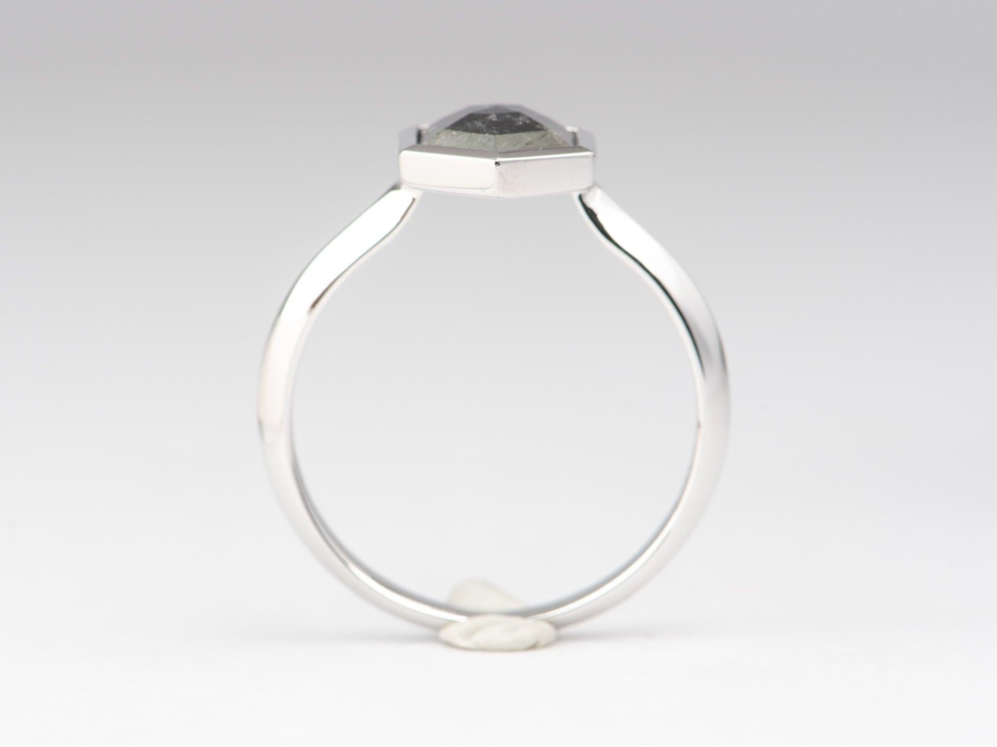 1,66 ct Anillo de compromiso con bisel de diamantes en forma de hexágono Sal y pimienta 14K WG en Nuevo estado para la venta en Osprey, FL