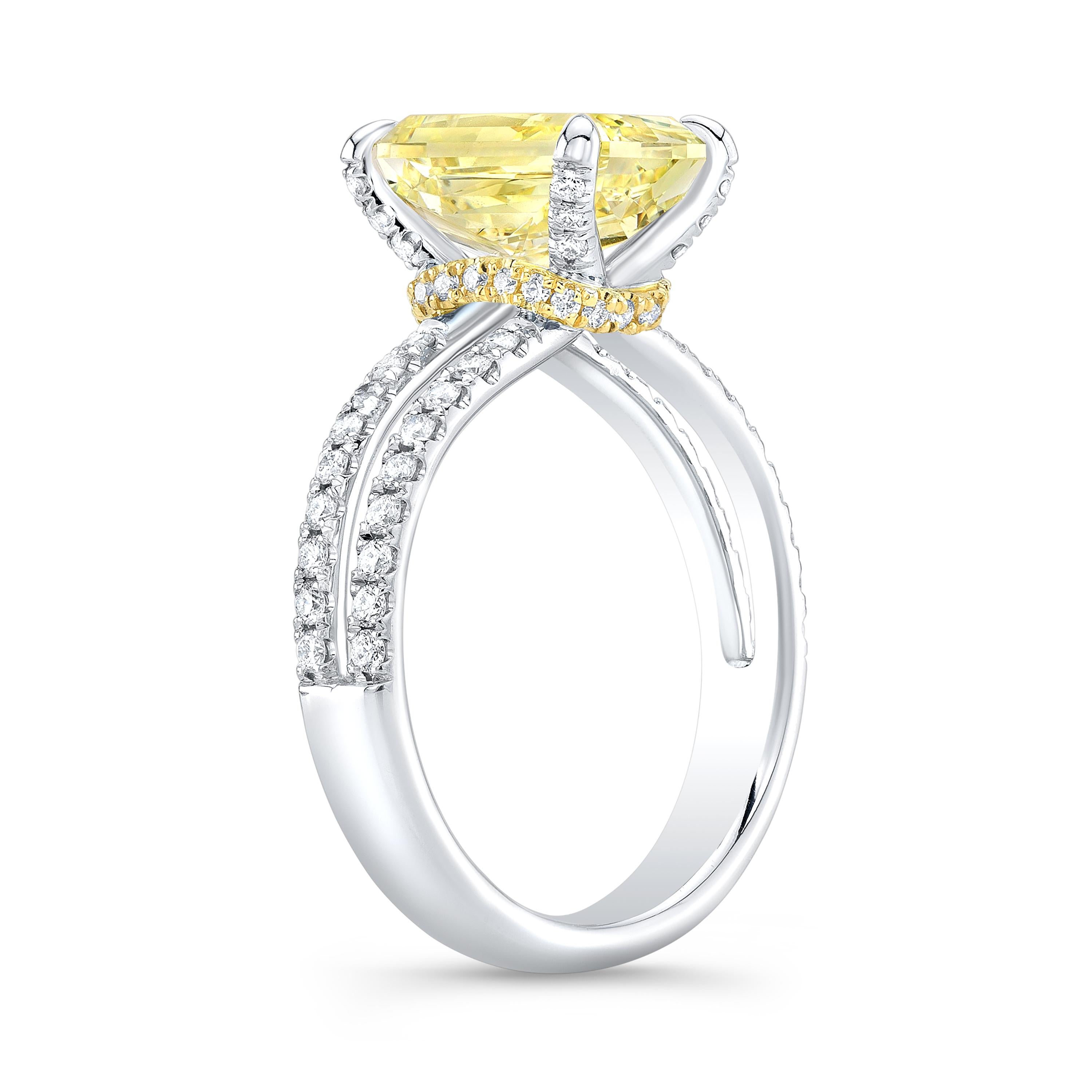 Moderne Bague à tige fendue en diamant jaune fantaisie taille radiant naturel de 1,66 carat VS1  en vente