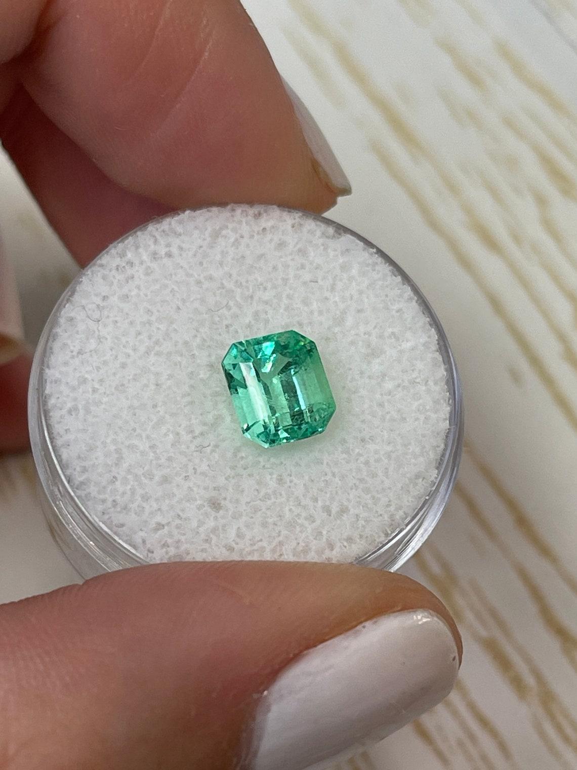Modern 1.66ct VS Light Green Emerald Cut Colombian Gem Genuine May Birthstone Earth For Sale