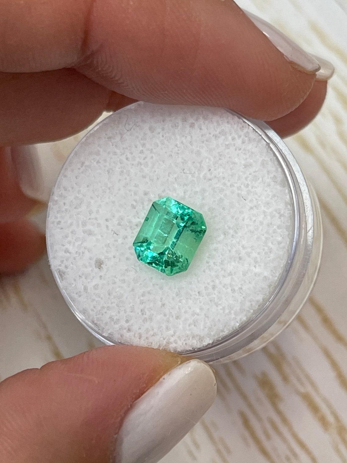 Women's or Men's 1.66ct VS Light Green Emerald Cut Colombian Gem Genuine May Birthstone Earth For Sale