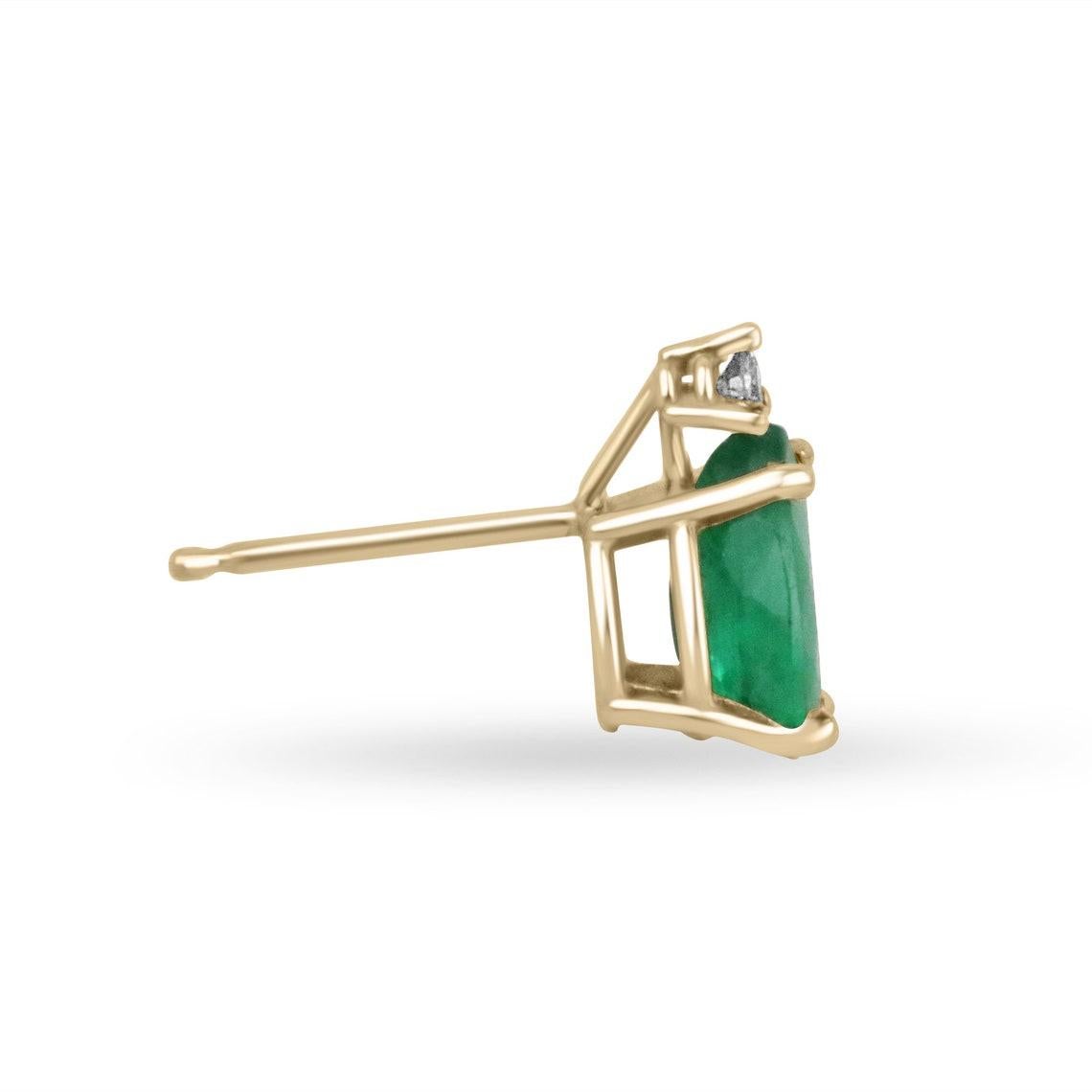 L'Elegance définie ! Ces boucles d'oreilles en forme de goutte d'émeraude et de diamant sont façonnées en or jaune 14k massif. Ces clous d'oreilles sont ornés d'émeraudes brésiliennes authentiques rehaussées de diamants blancs naturels. Les