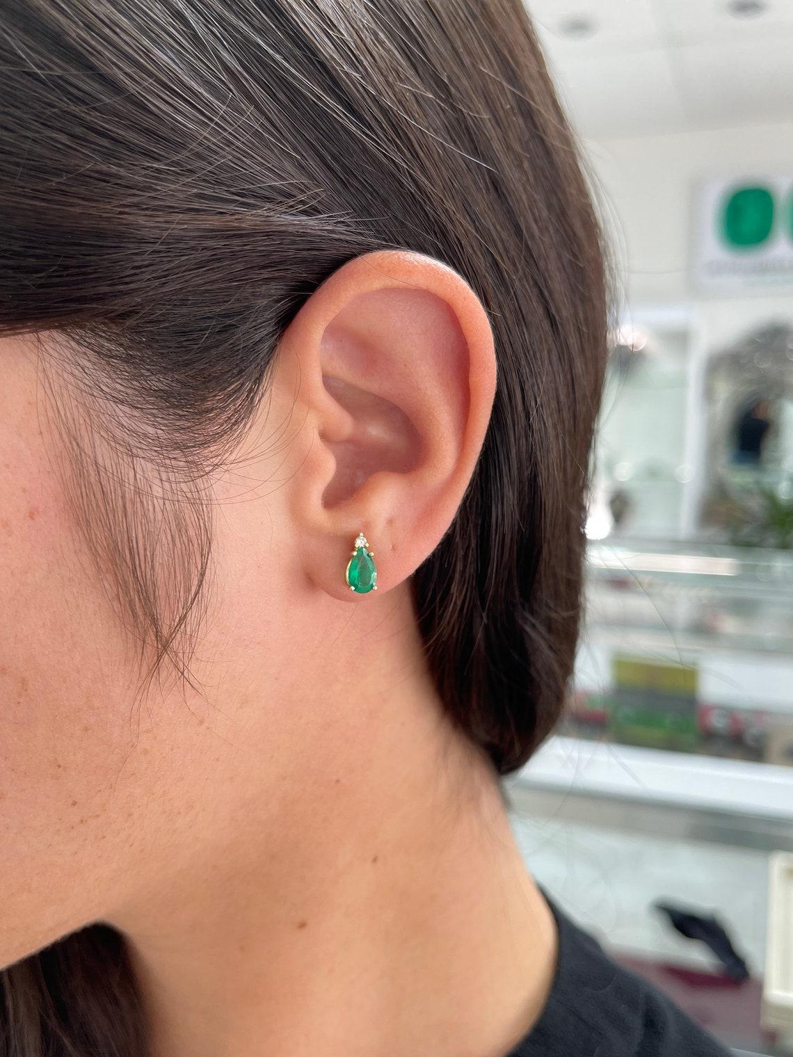 Moderne 1.66tcw Teardrop Emerald & Diamond Stud Earrings 14K Gold Pear Cut en vente