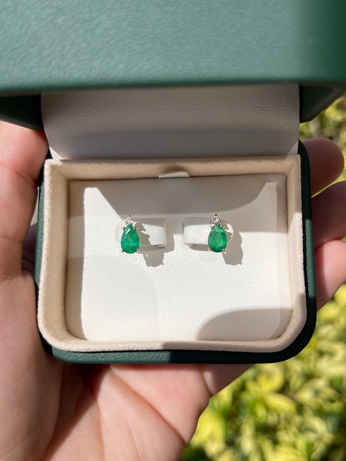 1.66tcw Teardrop Emerald & Diamond Stud Earrings 14K Gold Pear Cut Neuf - En vente à Jupiter, FL