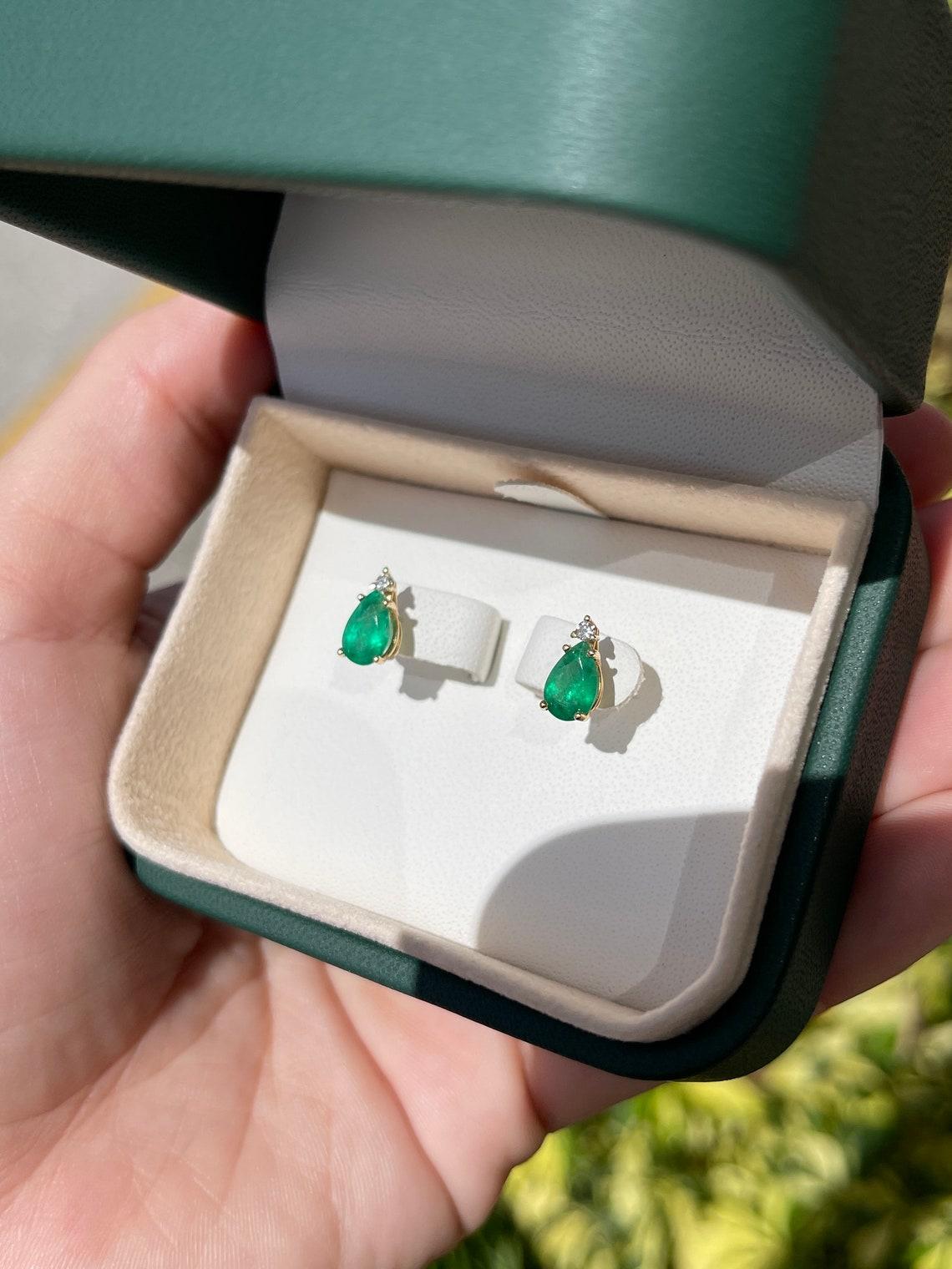 1.66tcw Teardrop Emerald & Diamond Stud Earrings 14K Gold Pear Cut Pour femmes en vente