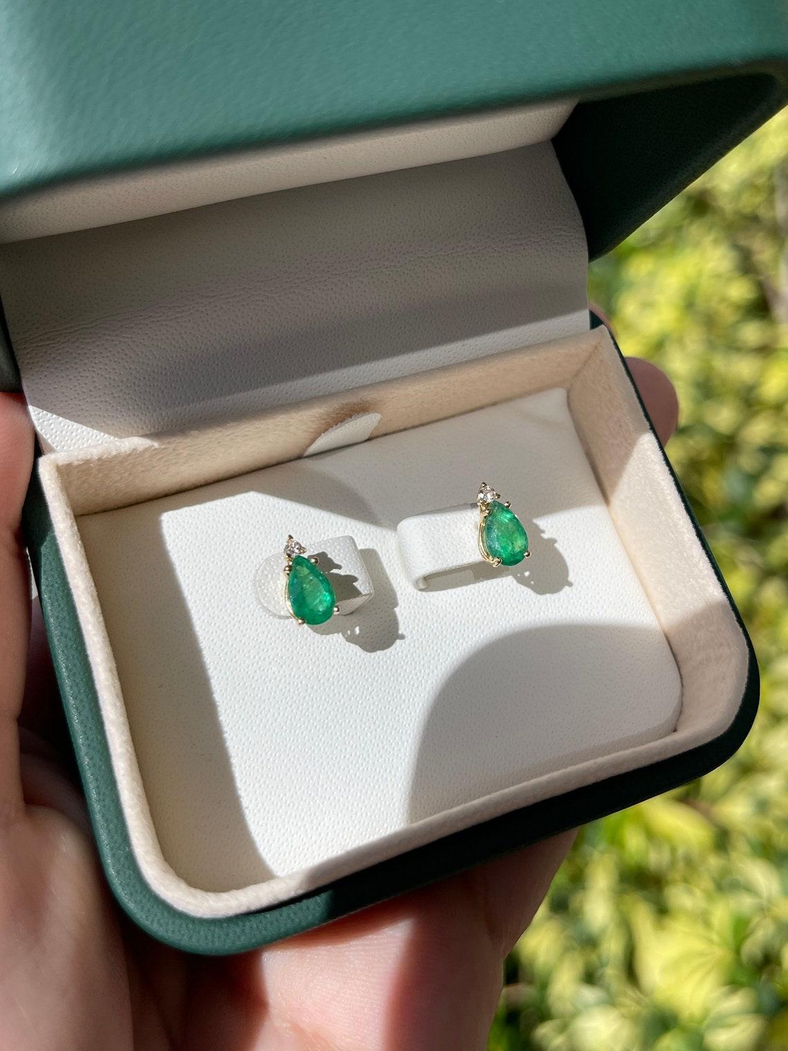 1.66tcw Teardrop Emerald & Diamond Stud Earrings 14K Gold Pear Cut en vente 1