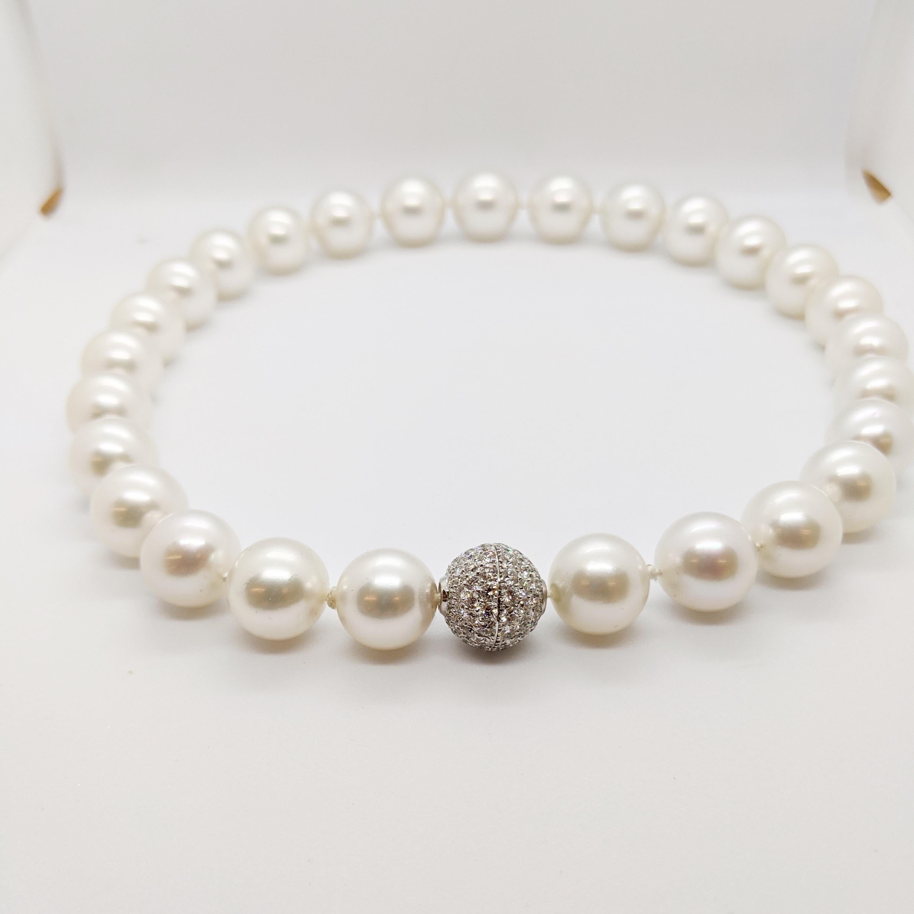 South Sea Pearl Strand, 18 Karat Gold 3.74 Carat Diamond Ball Clasp In New Condition For Sale In New York, NY