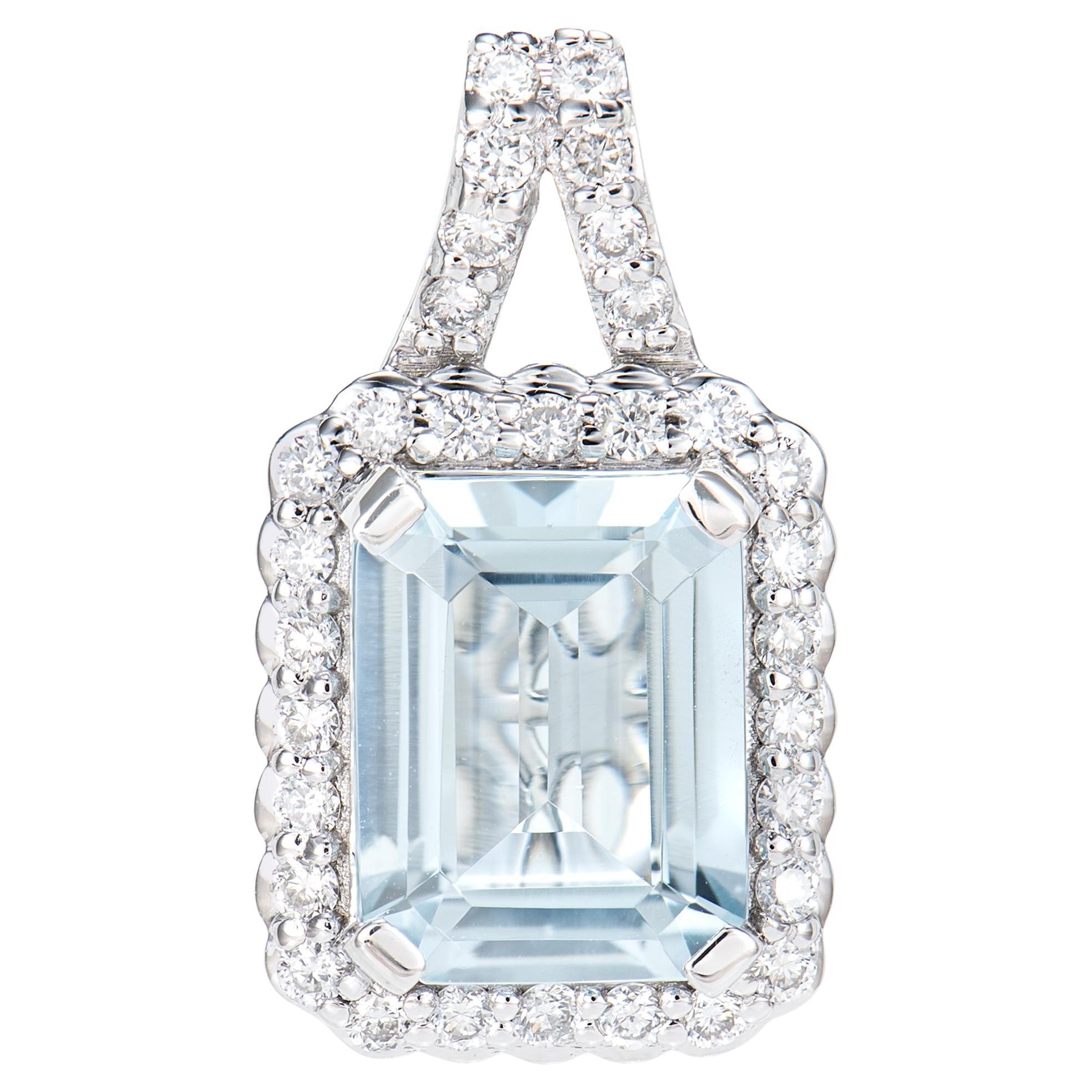 Pendentif aigue-marine de 1,67 carat en or blanc 18 carats et diamants blancs. en vente
