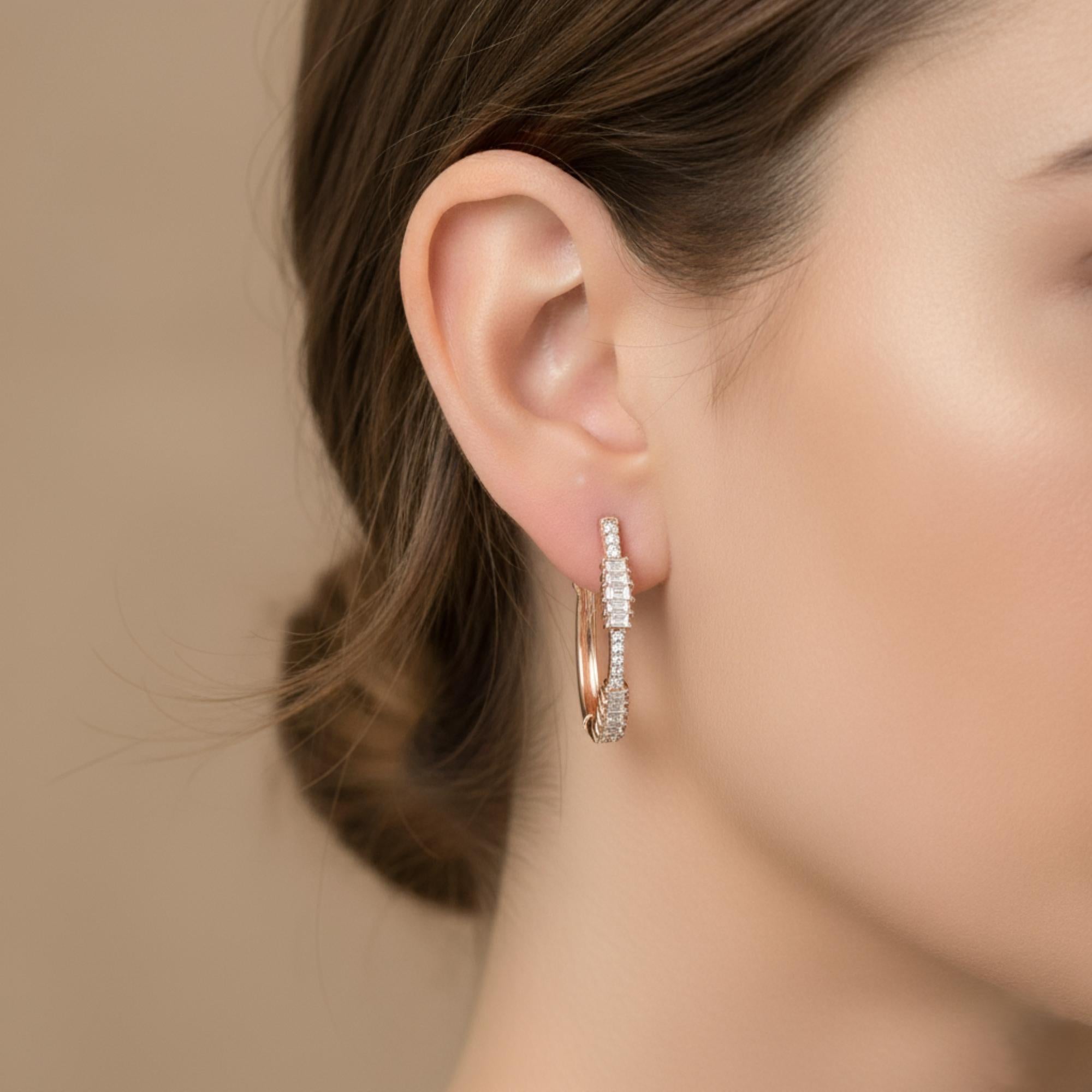 Codice articolo :- SEE-13403
Peso lordo :- 9.20 gm
Oro rosa 18k Peso :- 8,87 gm
Peso del diamante naturale :- 1.67 carati. (DIAMANTE DI PUREZZA MEDIA SI1-SI2 E COLORE H-I)
Dimensioni degli orecchini: 35 mm