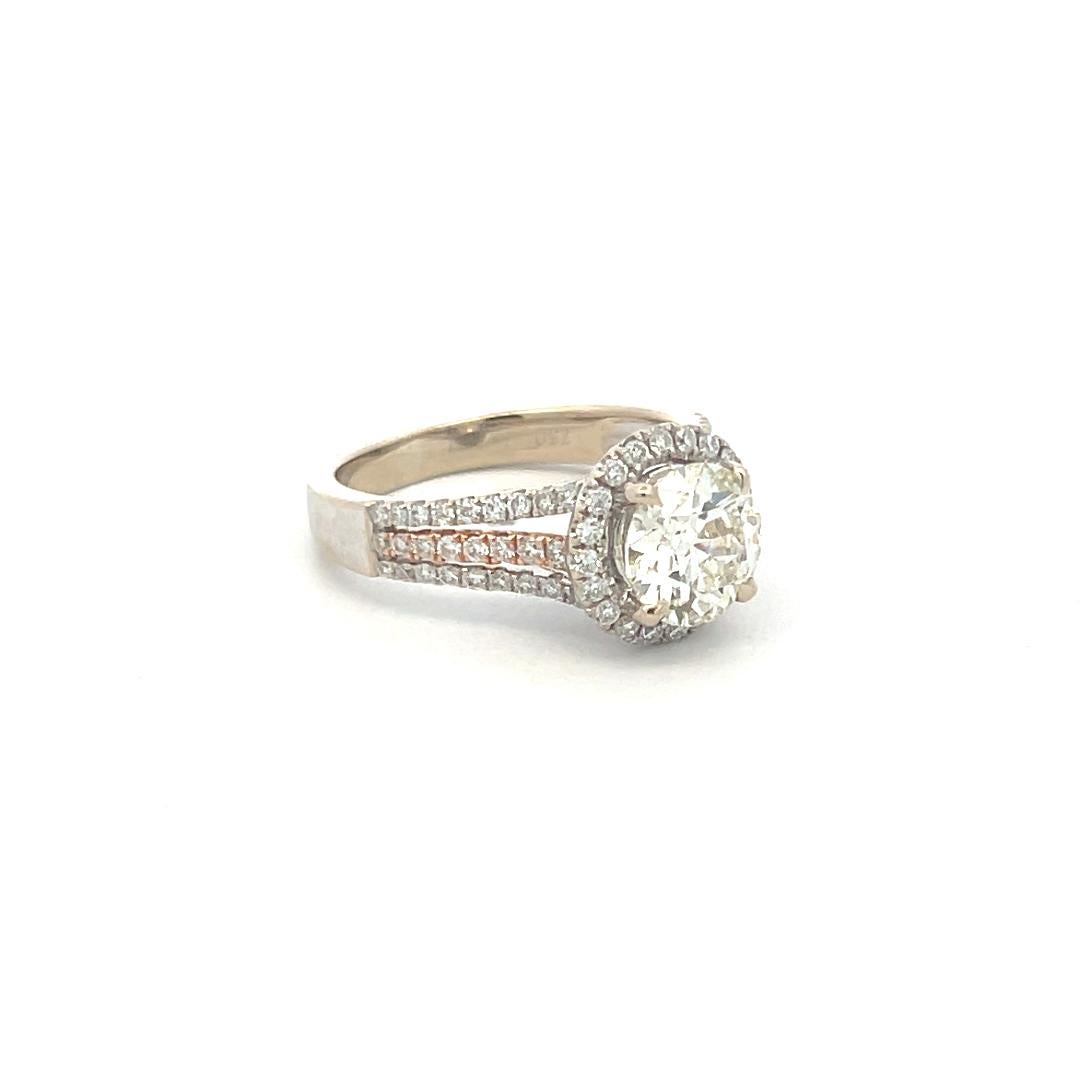 Anello di fidanzamento in oro bianco 18 carati con diamante circolare a brillante e rotondo da 1,67 carati in vendita 1