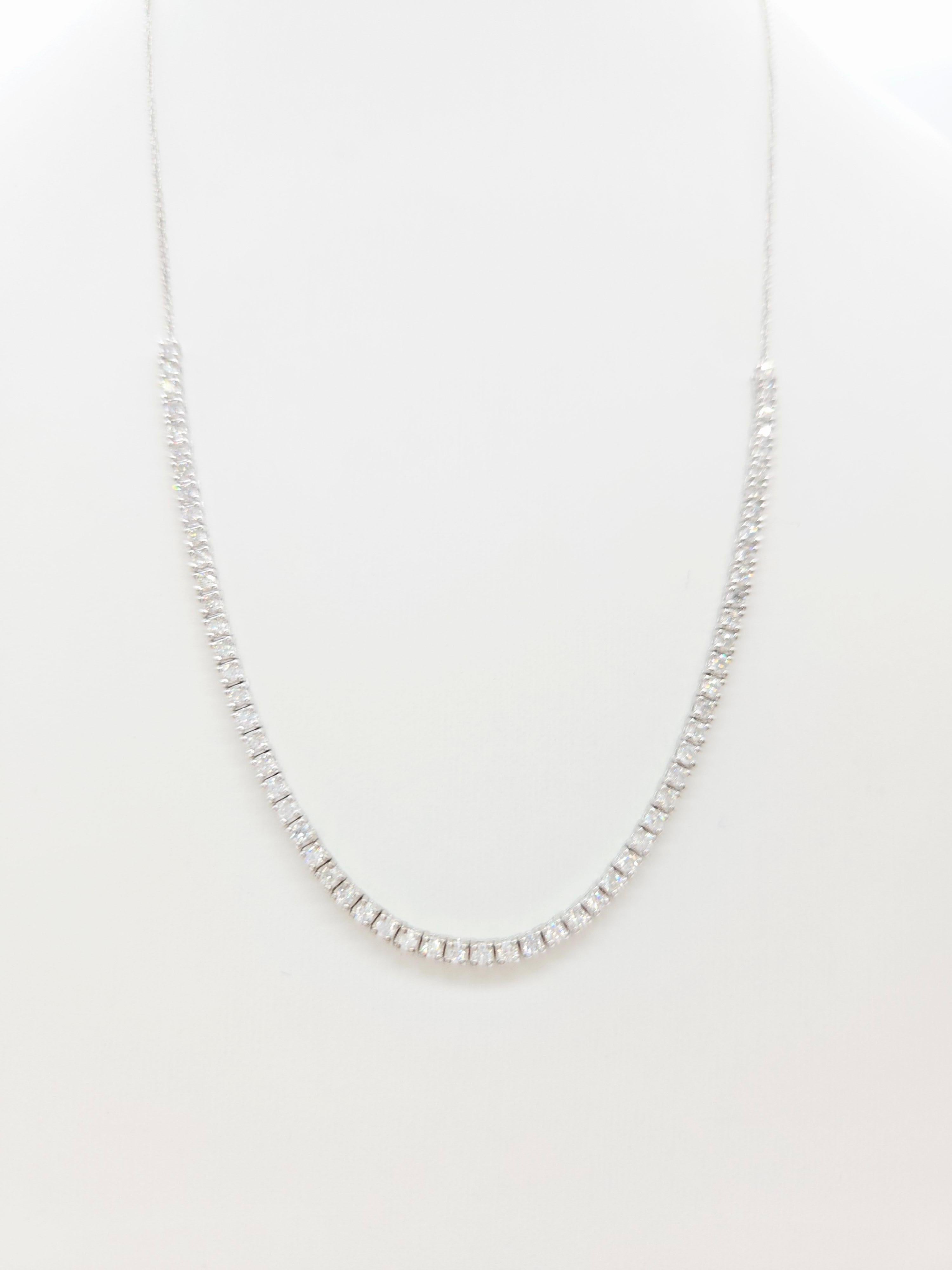 Brillant et élégant, ce mini collier de tennis met en valeur 1.67 carats de diamants blancs naturels de taille ronde et brillante, d'une brillance et d'un éclat excellents. Fabriqué en or blanc 14 carats, chaque diamant est serti dans une monture