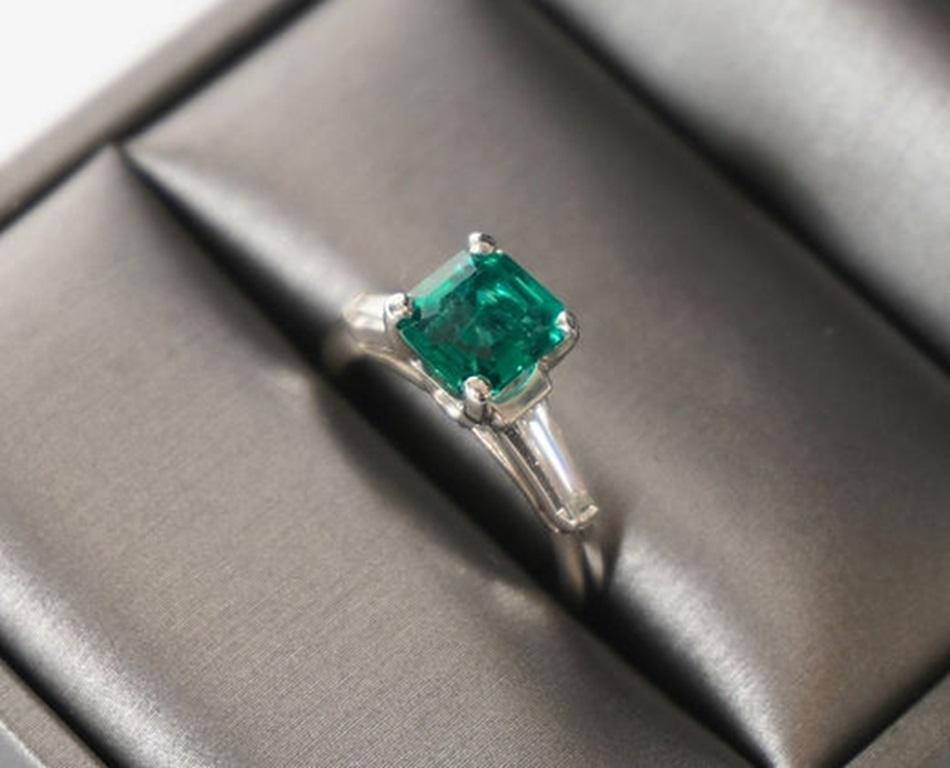 1.67 Carat Emerald EC Three Stone Ring In New Condition For Sale In New York, NY