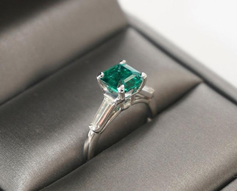 Women's 1.67 Carat Emerald EC Three Stone Ring For Sale