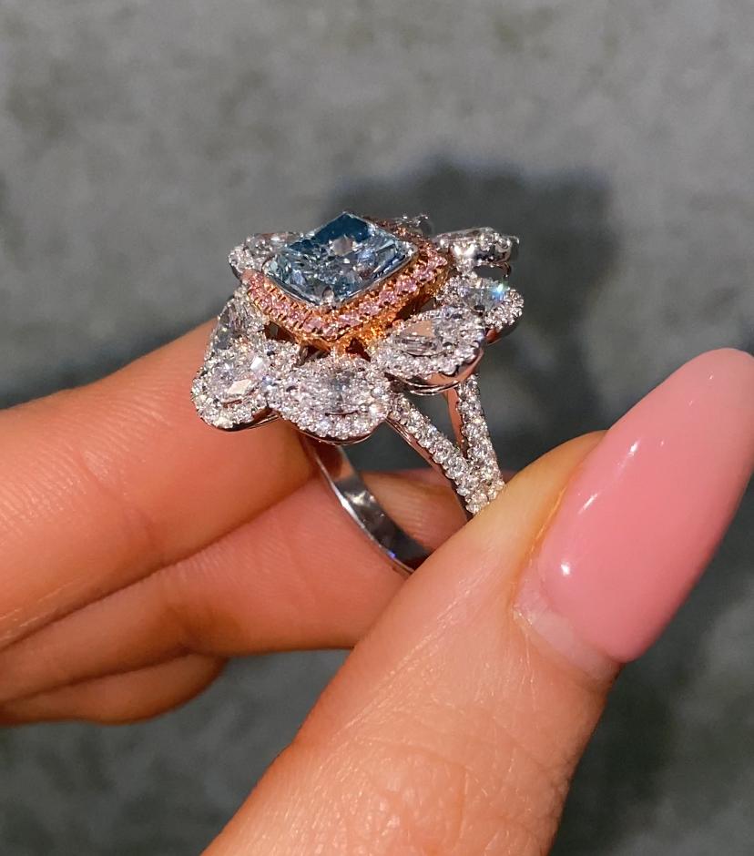 1,67 Karat GIA Blaugrüner Cushion-Diamant-Cocktailring - Rare Colors Jewelry im Zustand „Neu“ im Angebot in New York, NY