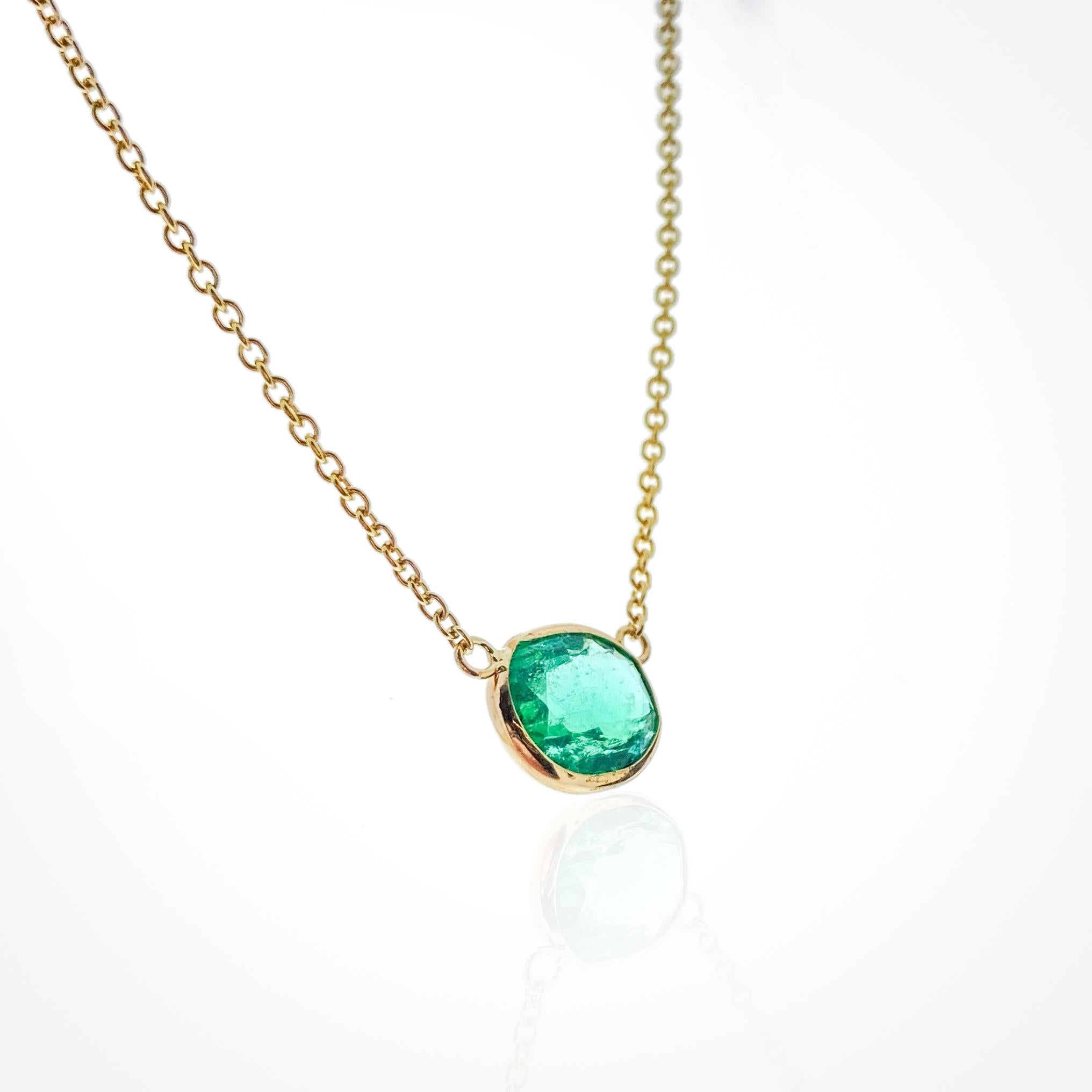 Dieses Collier enthält einen grünen Smaragd im Ovalschliff mit einem Gewicht von 1,67 Karat, gefasst in 14 Karat Gelbgold (YG). Smaragde werden wegen ihrer leuchtend grünen Farbe sehr geschätzt, und der ovale Schliff ist eine klassische Wahl für