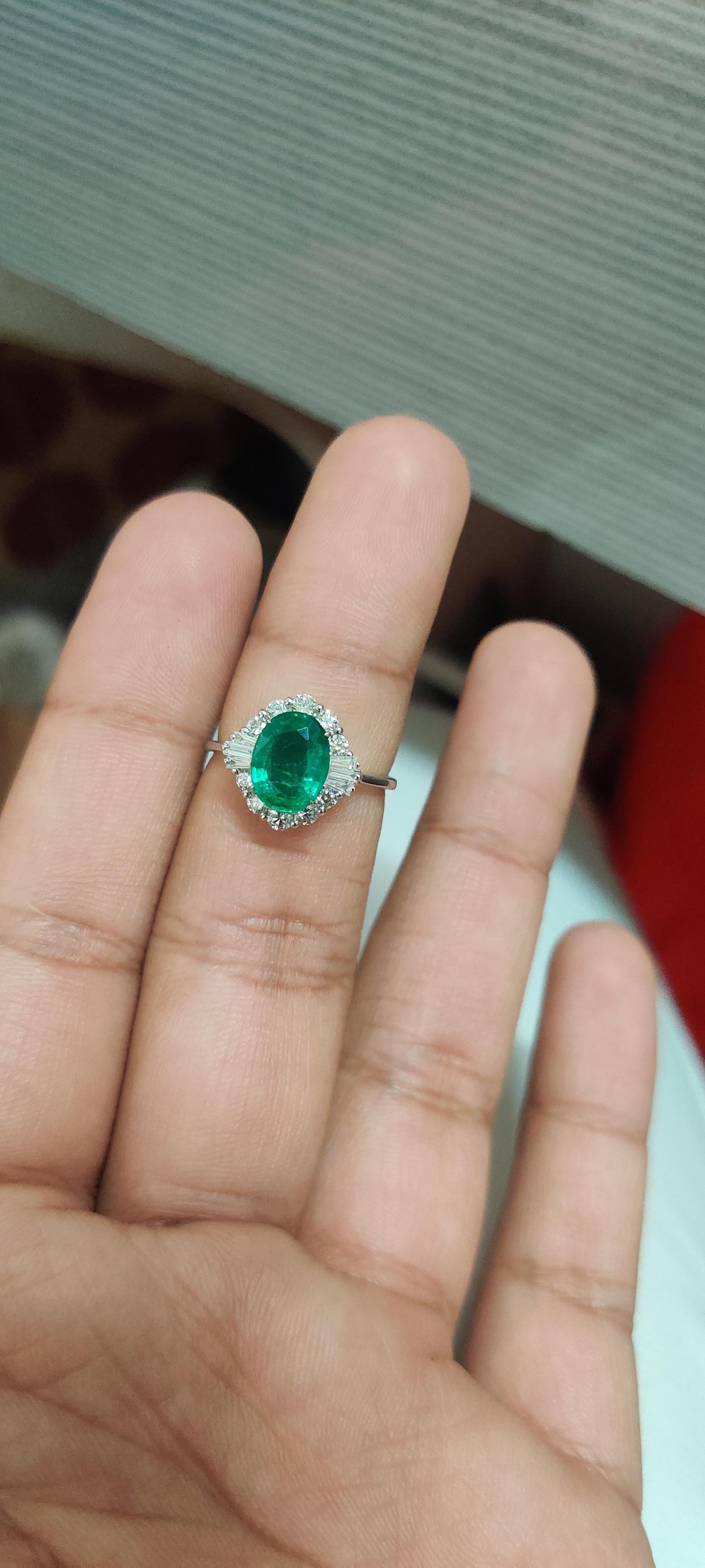 1.67 Carat Natural Zambian Emerald Diamond Ring In New Condition For Sale In Bangkok, TH