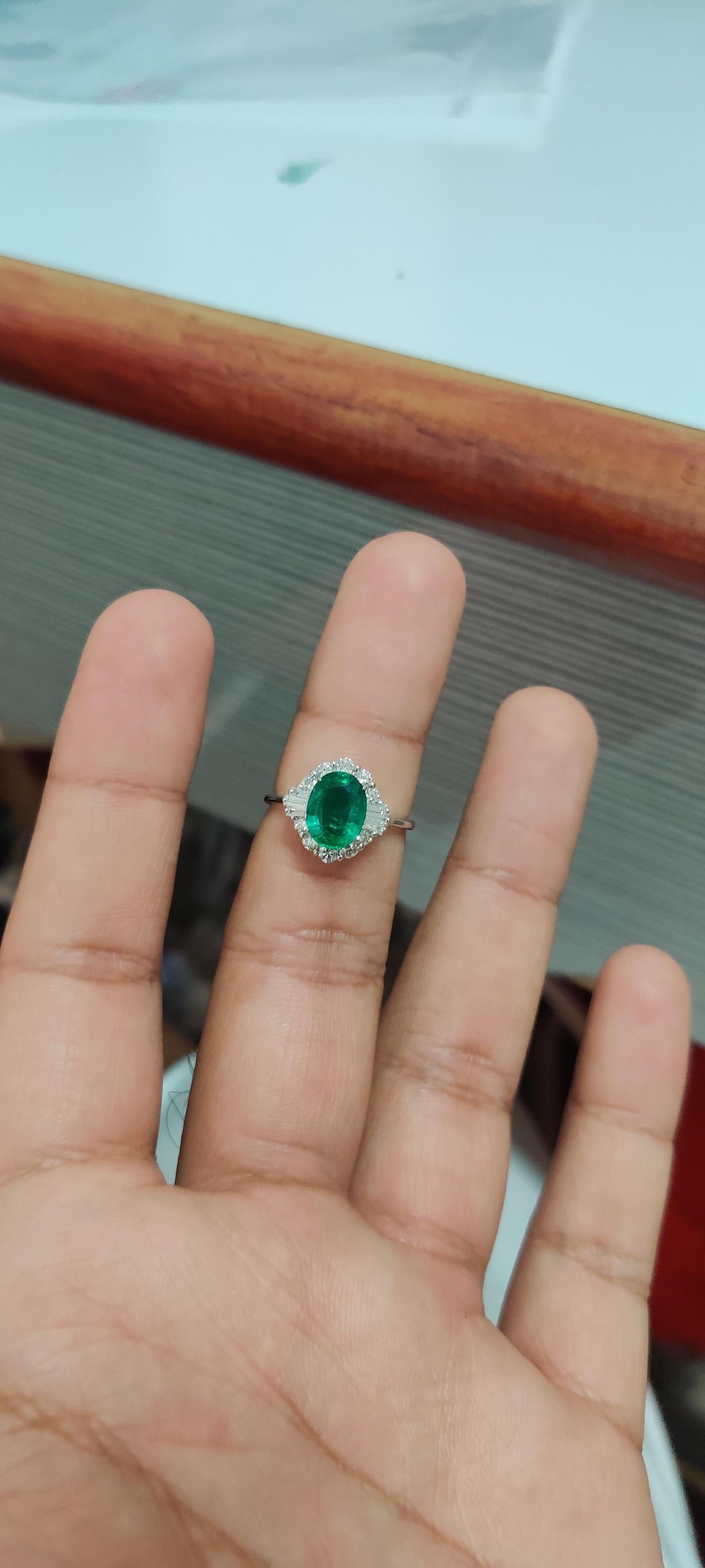 Women's 1.67 Carat Natural Zambian Emerald Diamond Ring For Sale