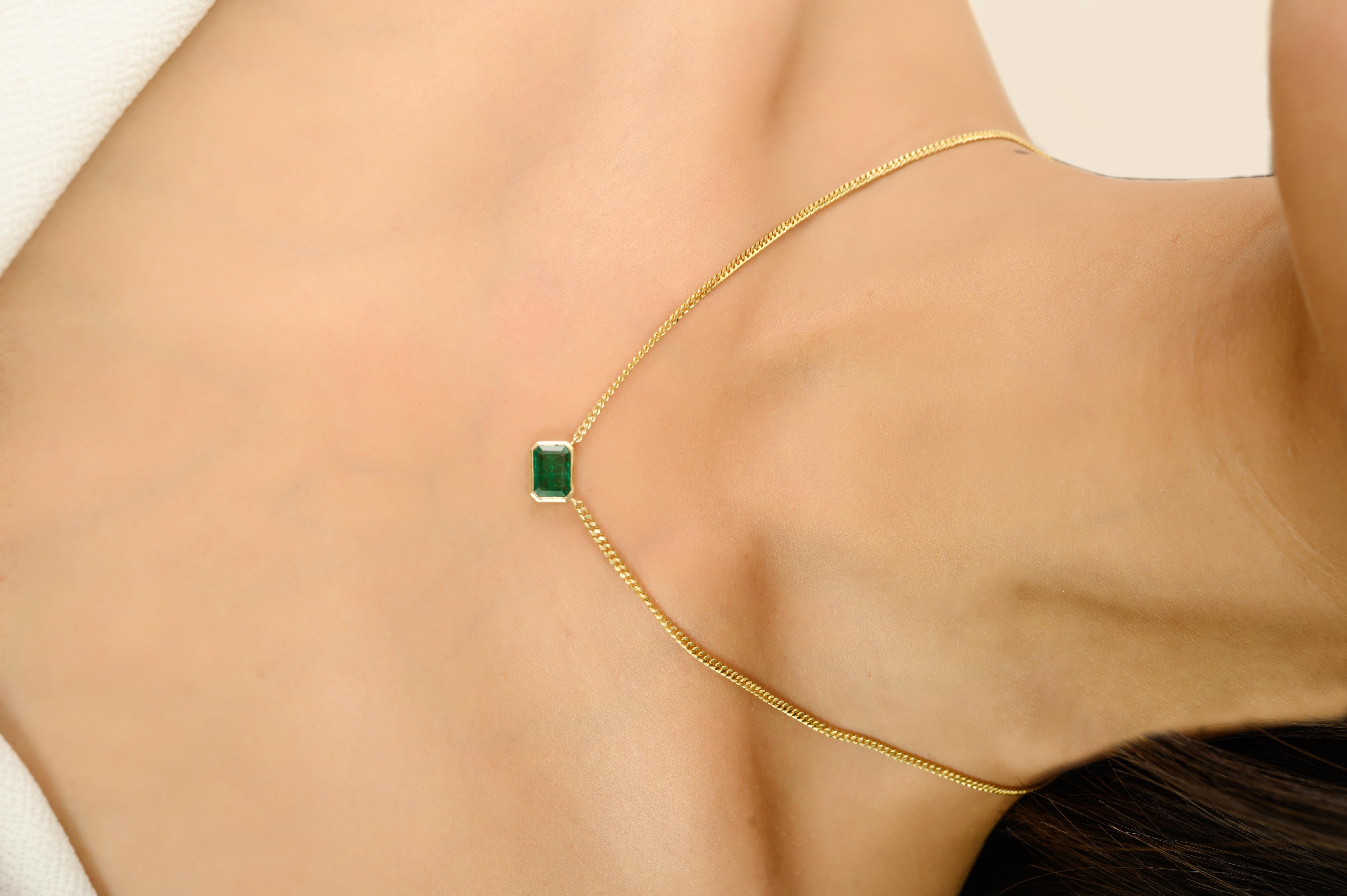 Rehaussez votre style avec ce collier à chaîne solitaire en or jaune 14k serti d'émeraudes octogonales, qui met en valeur une émeraude zambienne taillée en émeraude dans une monture élégante. La pierre précieuse vert vif rayonne d'une élégance