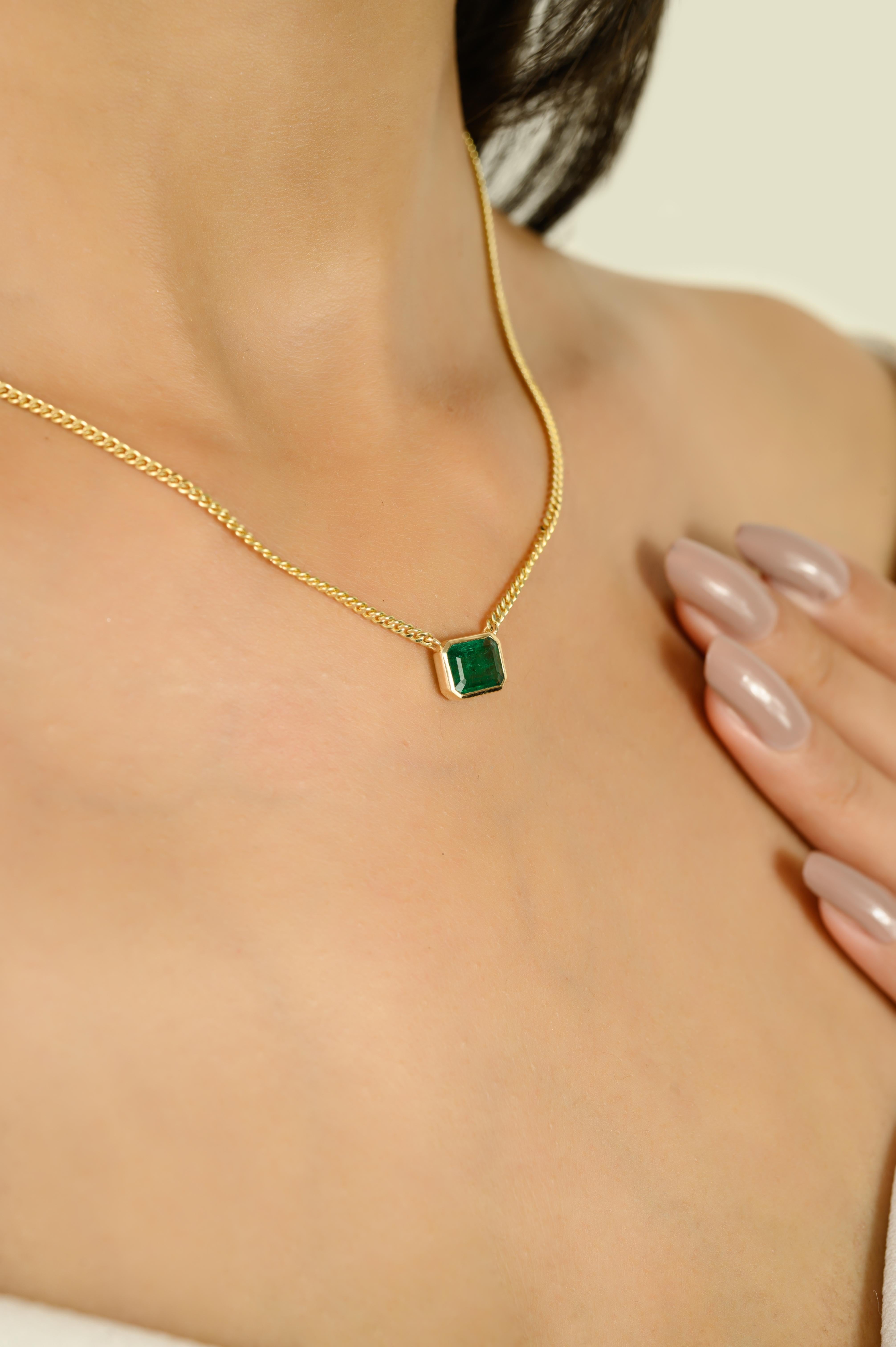 1,67 Karat Oktagon Smaragd Solitär Kette Halskette in Lünette gesetzt 14k Gelbgold (Achteckschliff) im Angebot