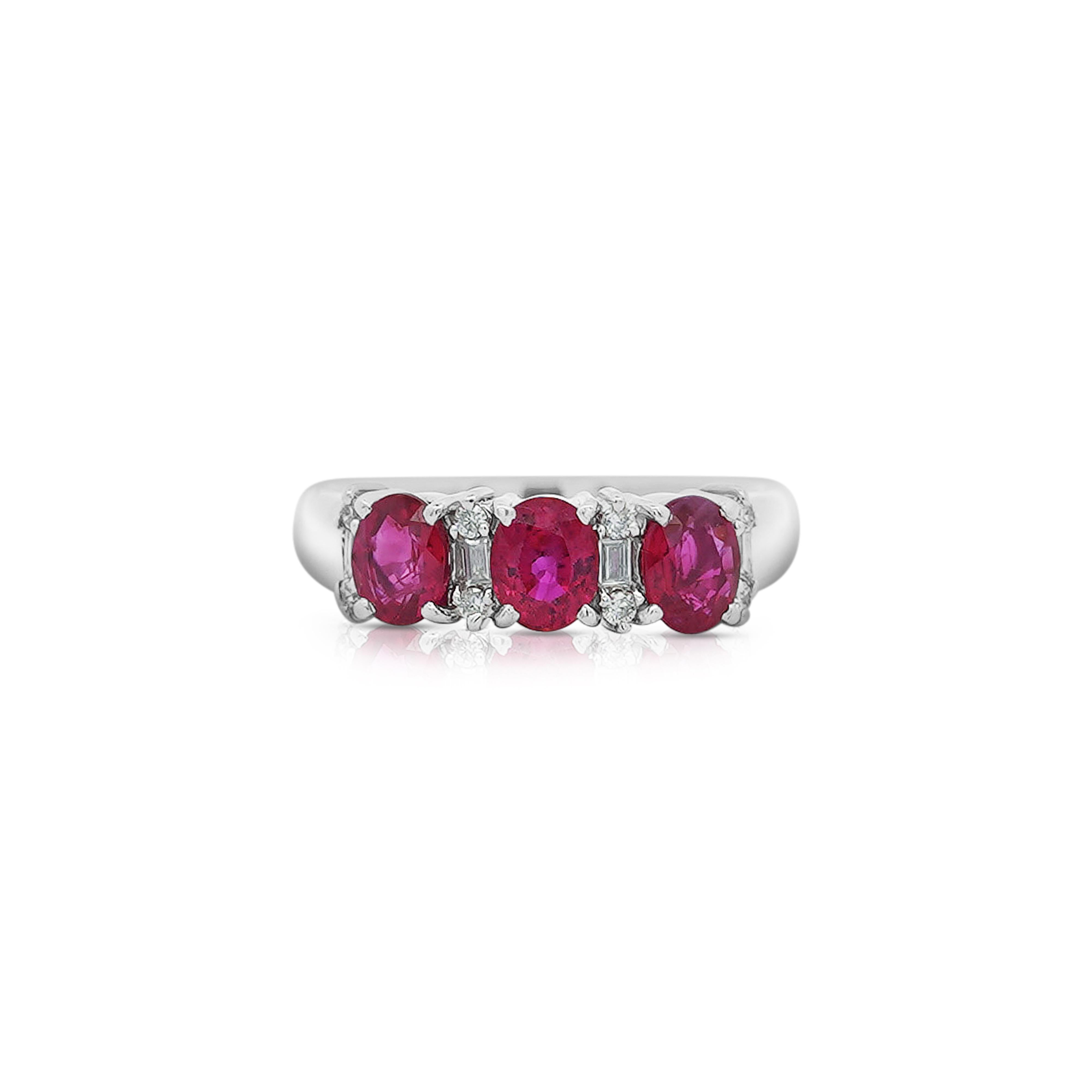 Contemporain Bague à trois pierres en rubis et diamants de 1,67 carat, taille ovale en vente