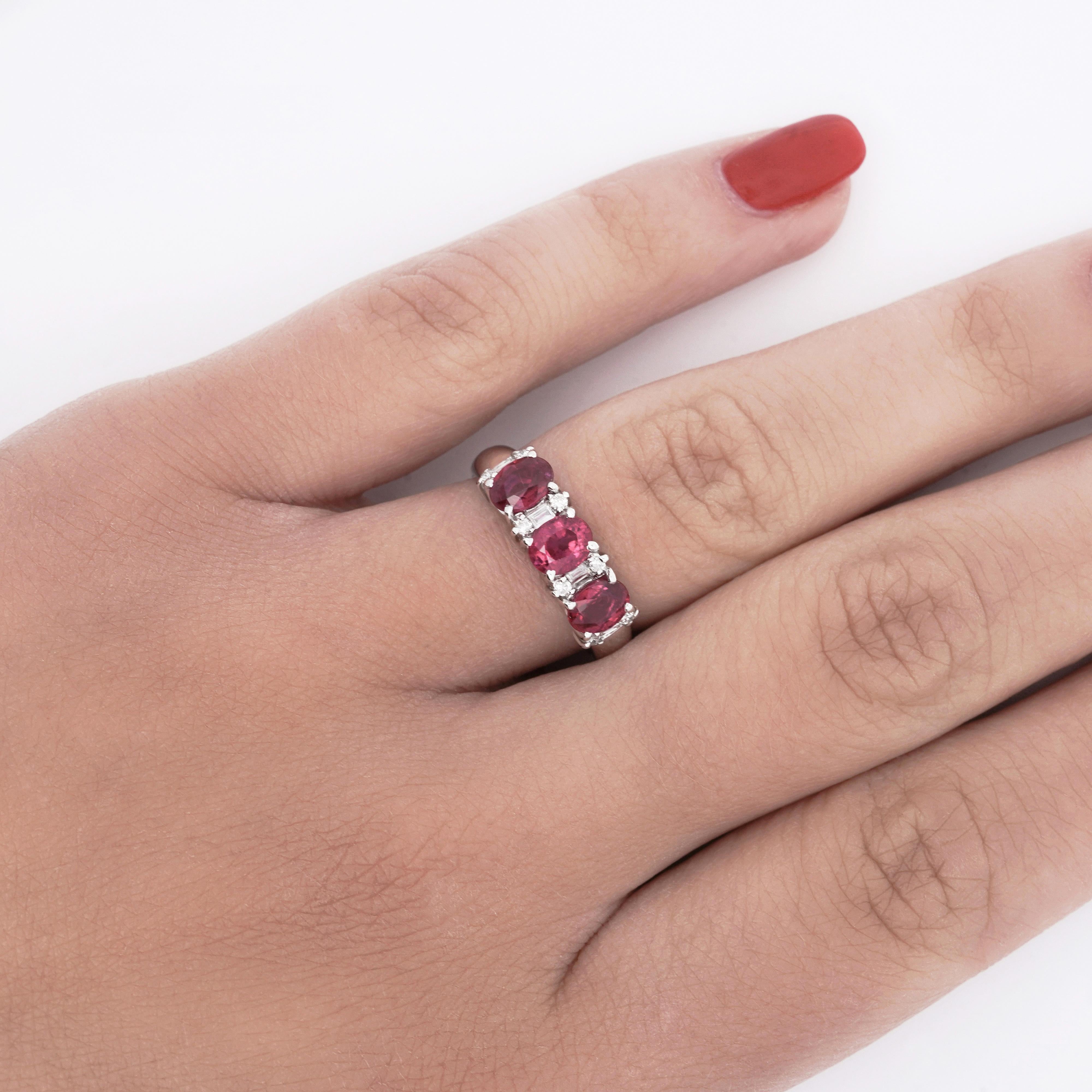 Taille ronde Bague à trois pierres en rubis et diamants de 1,67 carat, taille ovale en vente