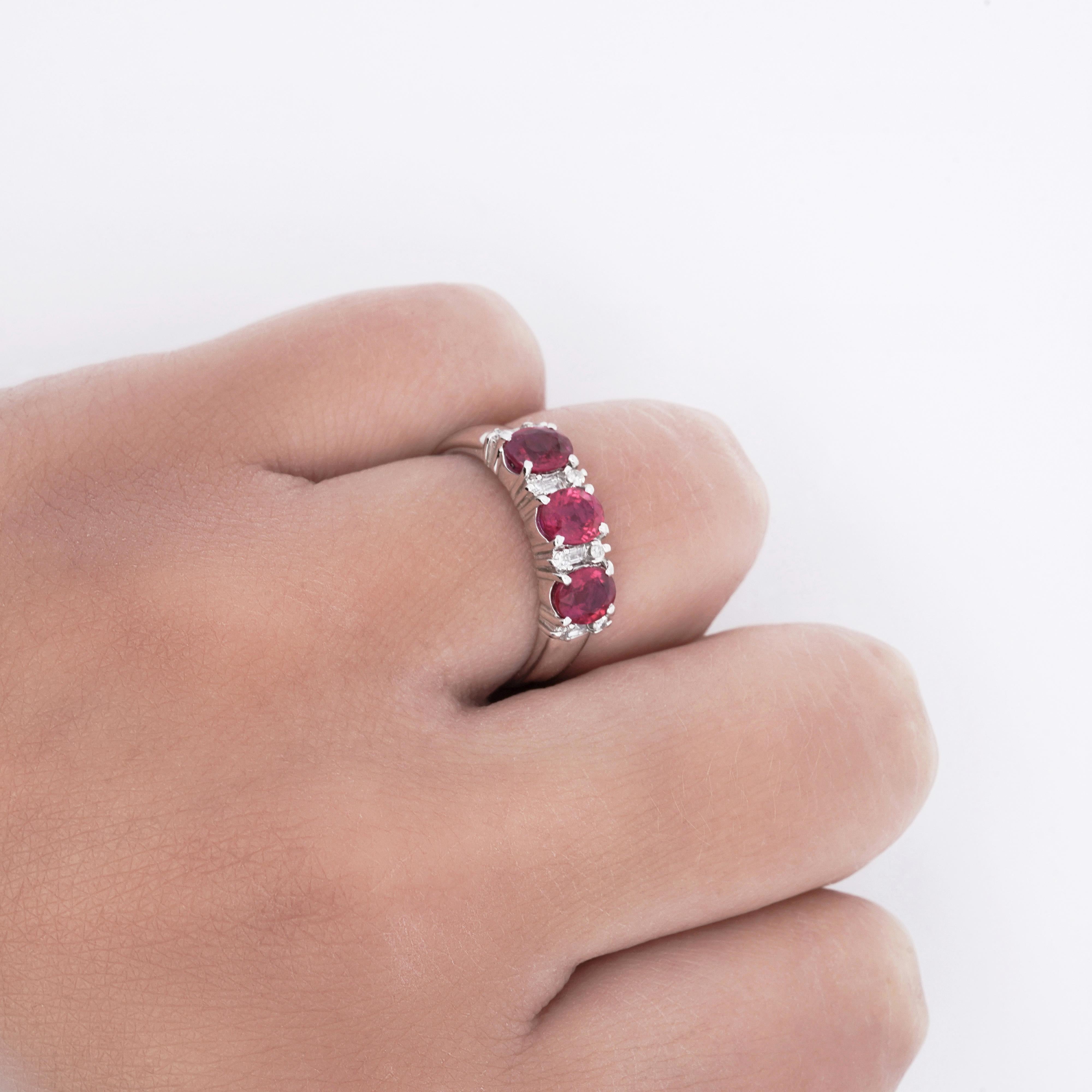Bague à trois pierres en rubis et diamants de 1,67 carat, taille ovale Neuf - En vente à Miami, FL