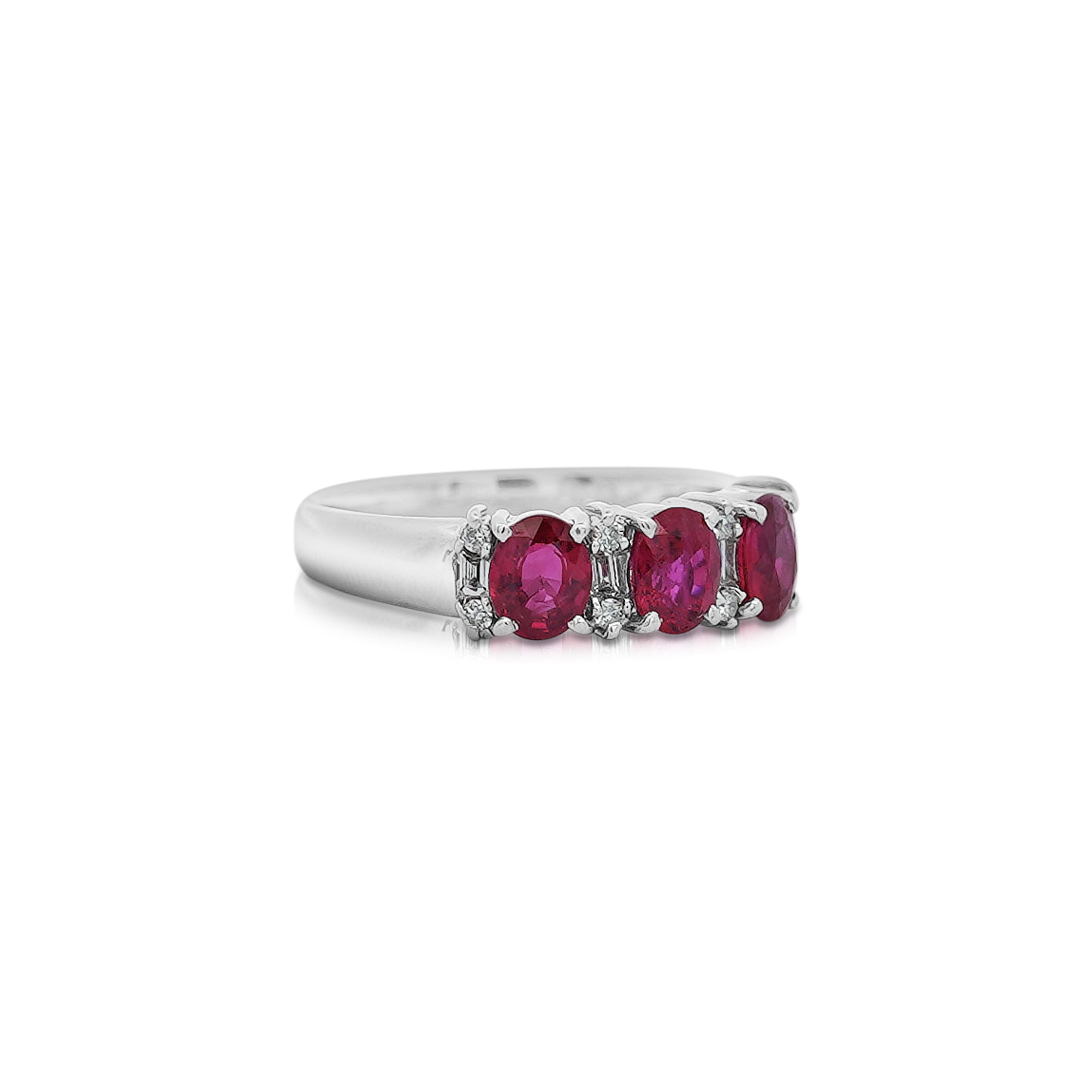 Bague à trois pierres en rubis et diamants de 1,67 carat, taille ovale en vente 1