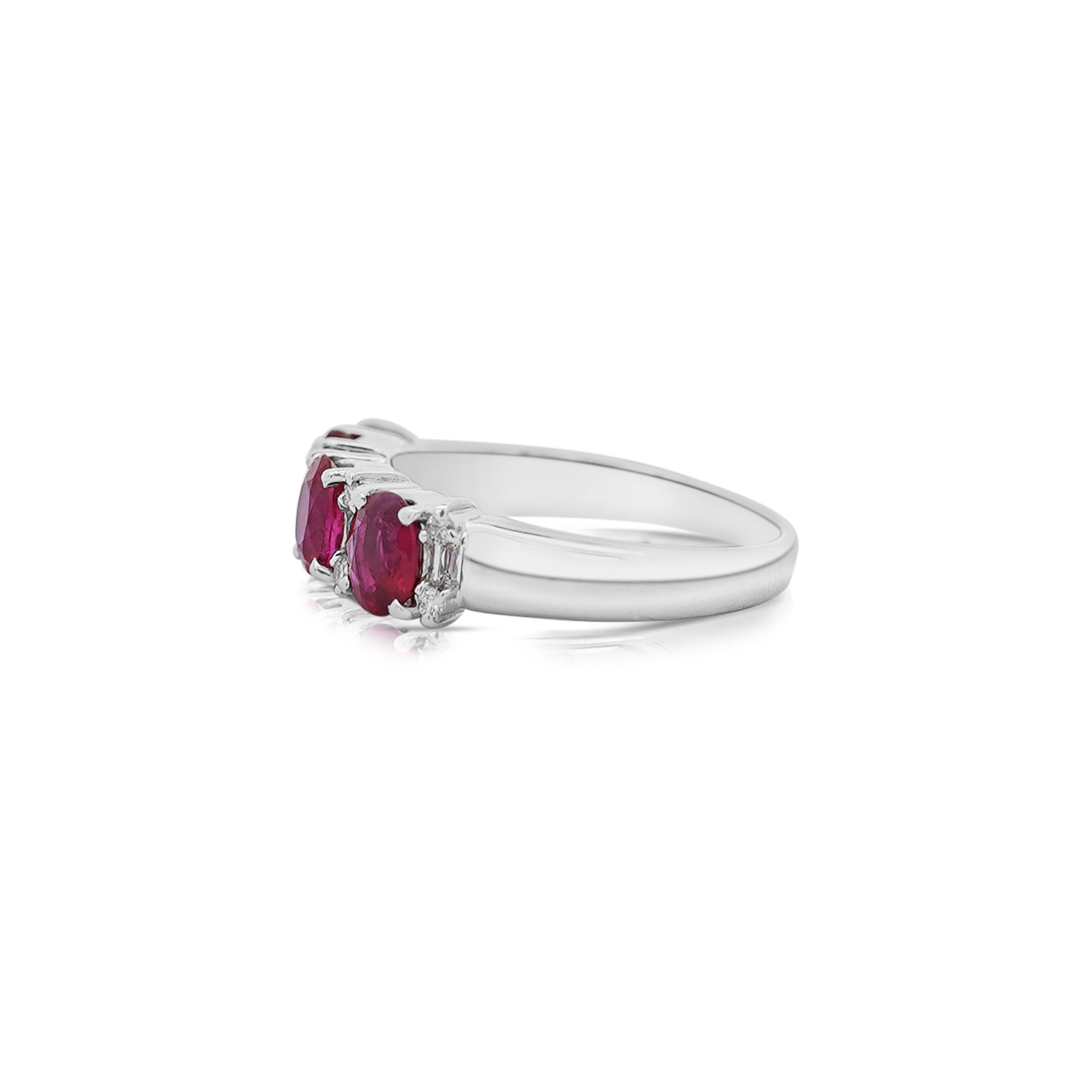 Bague à trois pierres en rubis et diamants de 1,67 carat, taille ovale en vente 2