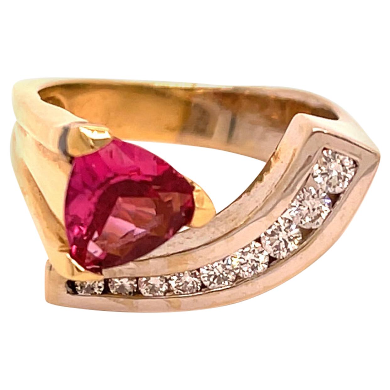 Bague en or or ornée de diamants et de spinelle rose de 1,77 carat en vente