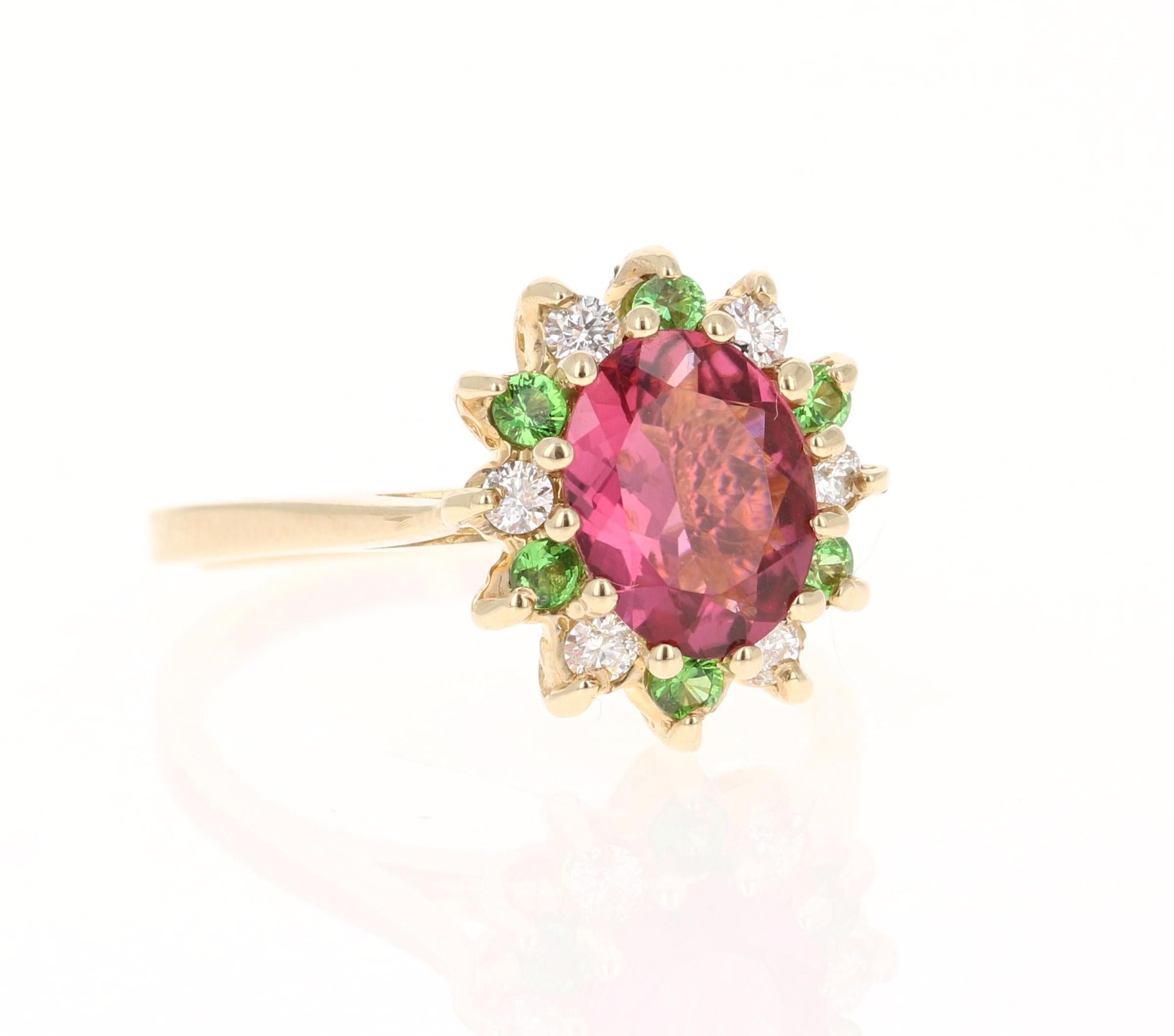 Dieser Ring hat eine wunderschöne Oval Cut Pink Turmalin, die 1,59 Karat wiegt. Um den Turmalin herum schwebt ein einzigartiger Halo aus Tsavoriten mit einem Gewicht von 0,20 Karat und 6 Diamanten im Rundschliff mit einem Gewicht von 0,18 Karat.