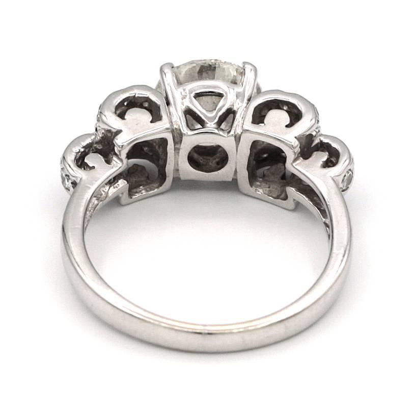 Contemporary 1.67 Carat Round Diamond Ring Set in Platinum For Sale
