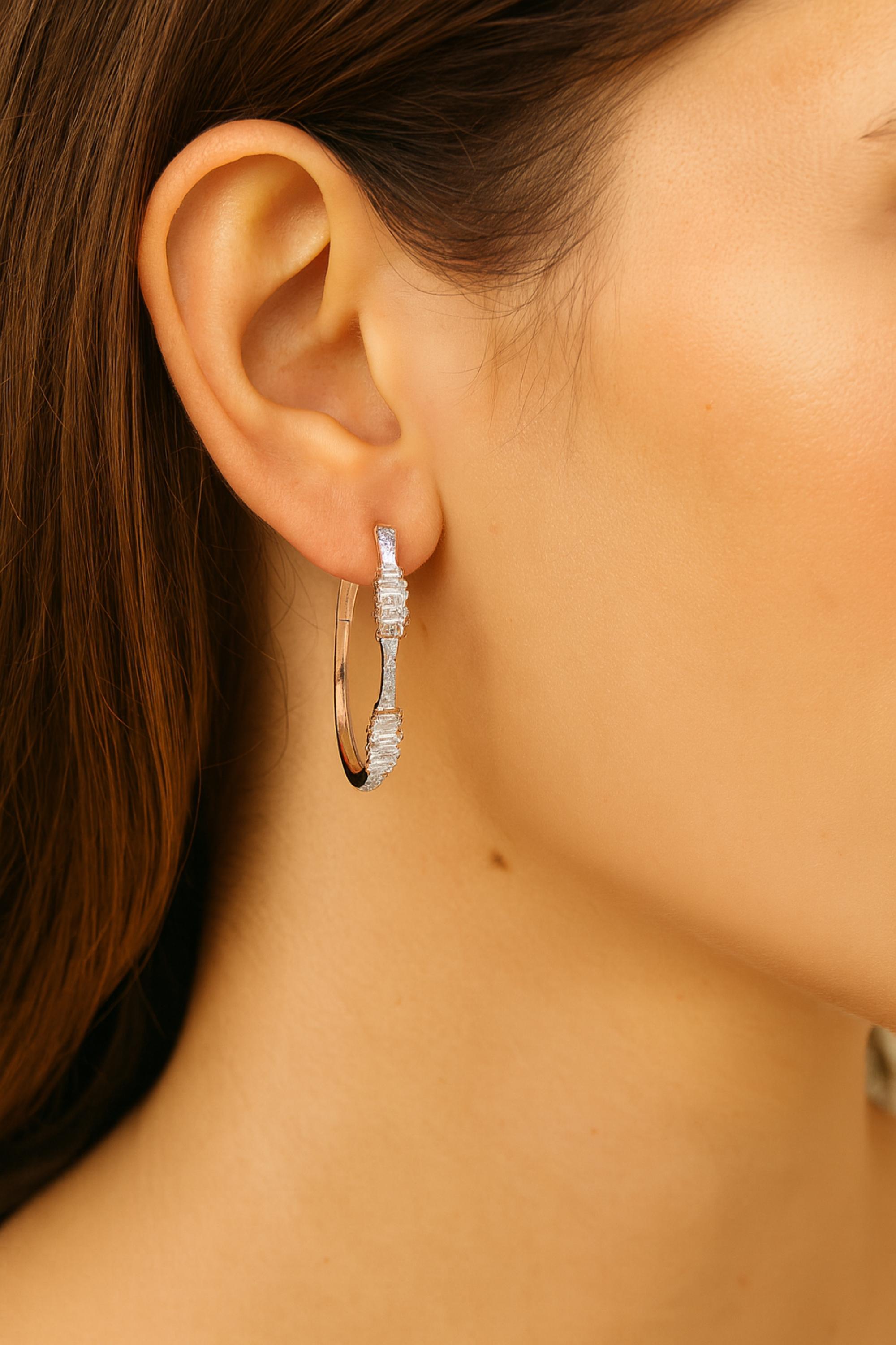 Estos pendientes de aro de oro rosa de 14 quilates con diamantes de corte redondo y talla baguette de 1,67 quilates y claridad SI y color HI crean unos pendientes de aro estilo onda sonora.
Los diamantes son un símbolo universal de eternidad y