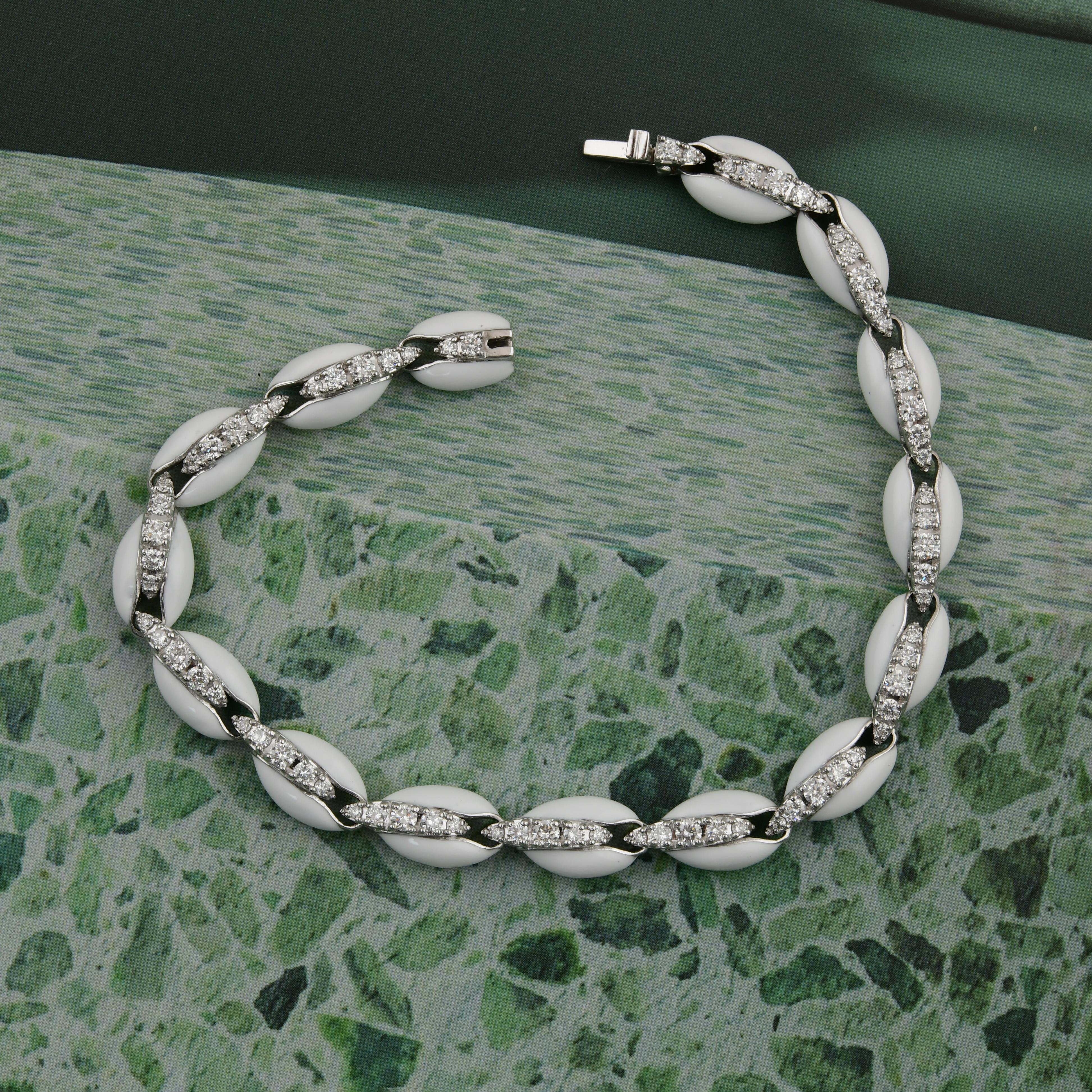Round Cut 1.67 Carat SI/H Diamond Conch Shell Design Bracelet 10 Karat White Gold Jewelry For Sale
