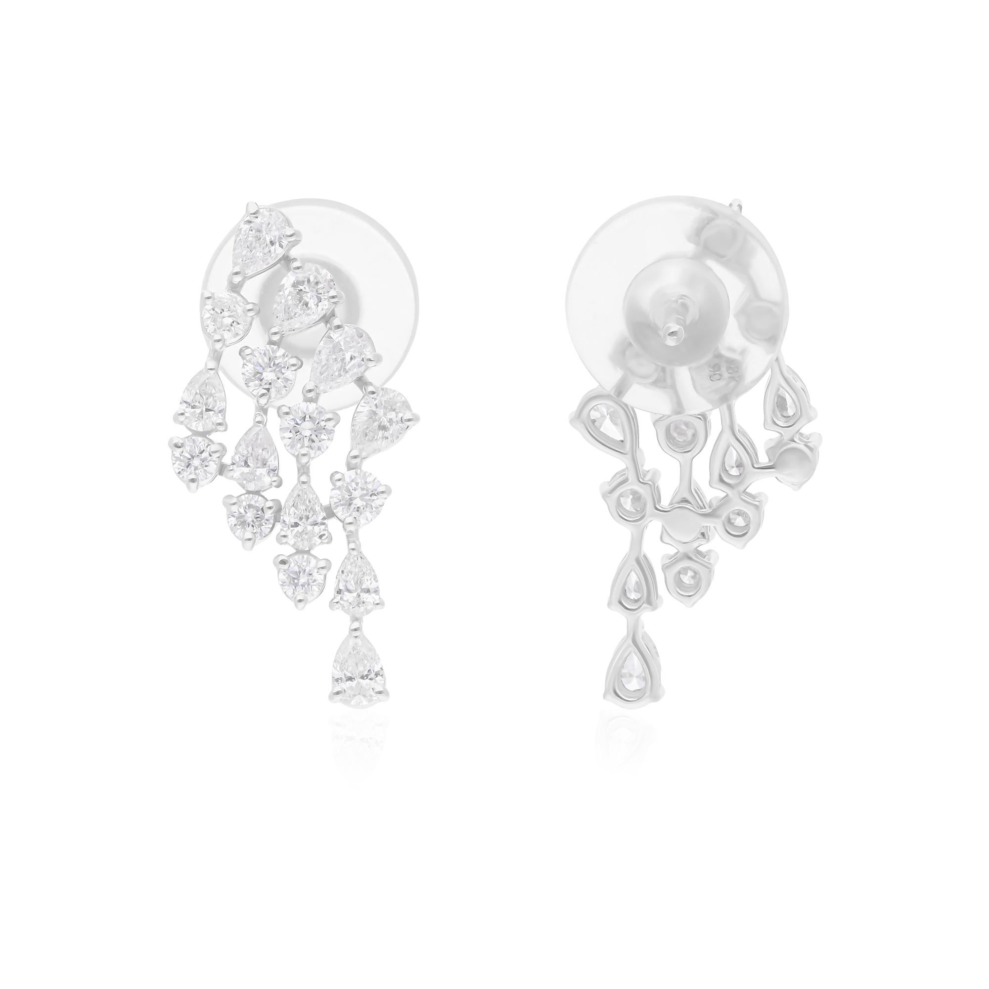 Realizzati in oro a 18 carati, questi squisiti orecchini sono impreziositi da 1,67 carati di diamanti scintillanti.

Segui la vetrina di Spectrum Jewels per vedere le ultime collezioni e i pezzi esclusivi. Spectrum Jewels è orgoglioso di essere