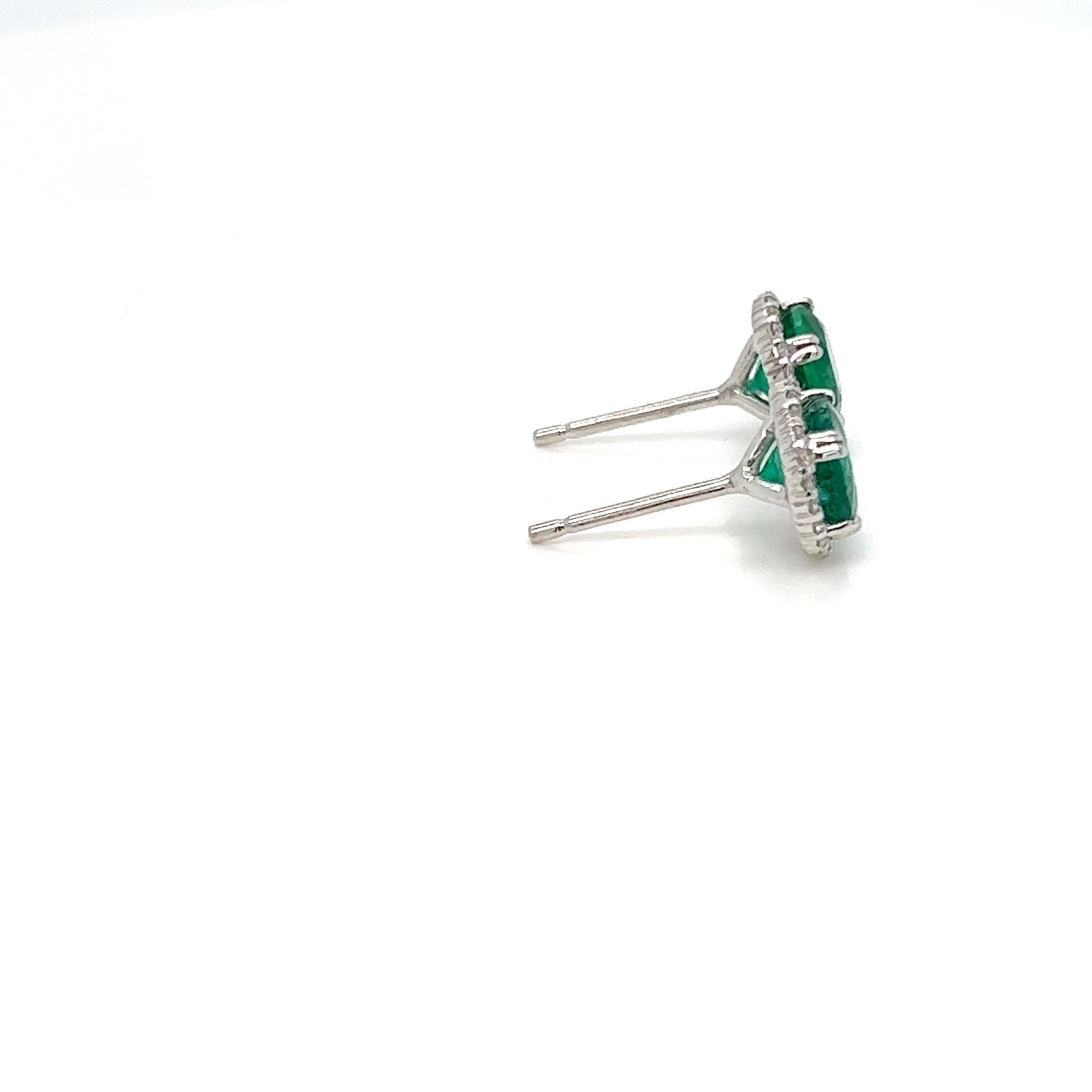 Round Cut 1.67 Carats Emerald and Diamond Stud Earrings in 18k White Gold For Sale