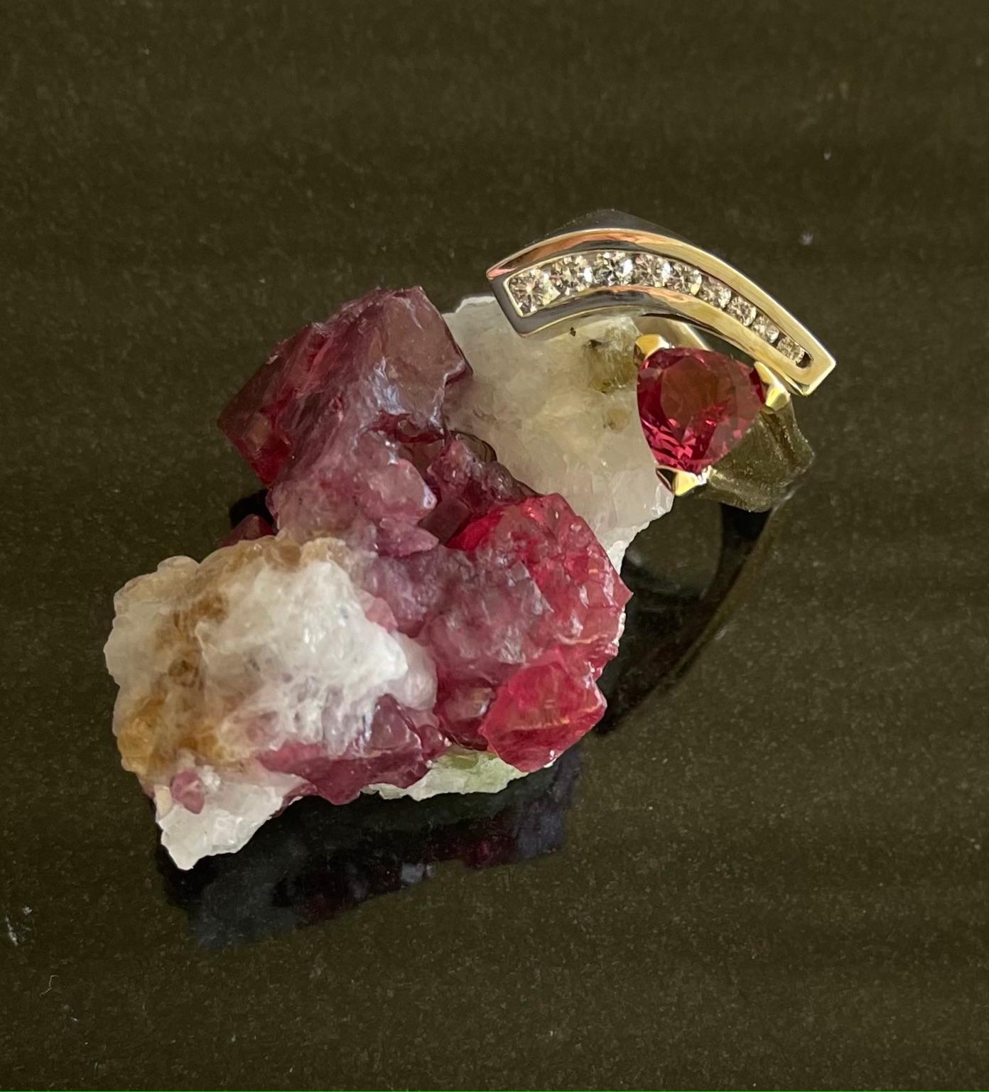 Taille trillion Bague en or or ornée de diamants et de spinelle rose de 1,77 carat en vente