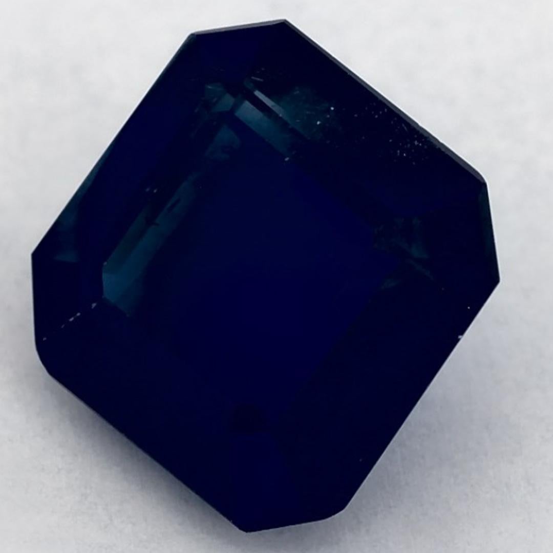Este zafiro azul natural ofrece elegancia y sofisticación. Con su rica saturación de color y su corte preciso, es la pieza central perfecta para un anillo de compromiso o un diseño de joyería de lujo.

Este zafiro es originario de Sri Lanka