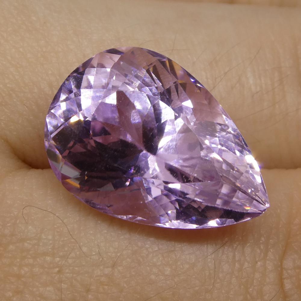 Descripción:

Tipo de gema: Kunzita
Número de Piedras: 1
Peso: 16,7 cts
Medidas: 19,90x13,50x11mm
Forma: Pera
Estilo de talla Corona: Talla Brillante Modificada
Pabellón Estilo de Corte: Corte Mixto
Transparencia: Transparente
Claridad: Muy Poco