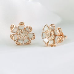 Ohrstecker aus 14-karätigem Roségold mit Blumenmotiv, Diamant und Perlmutt