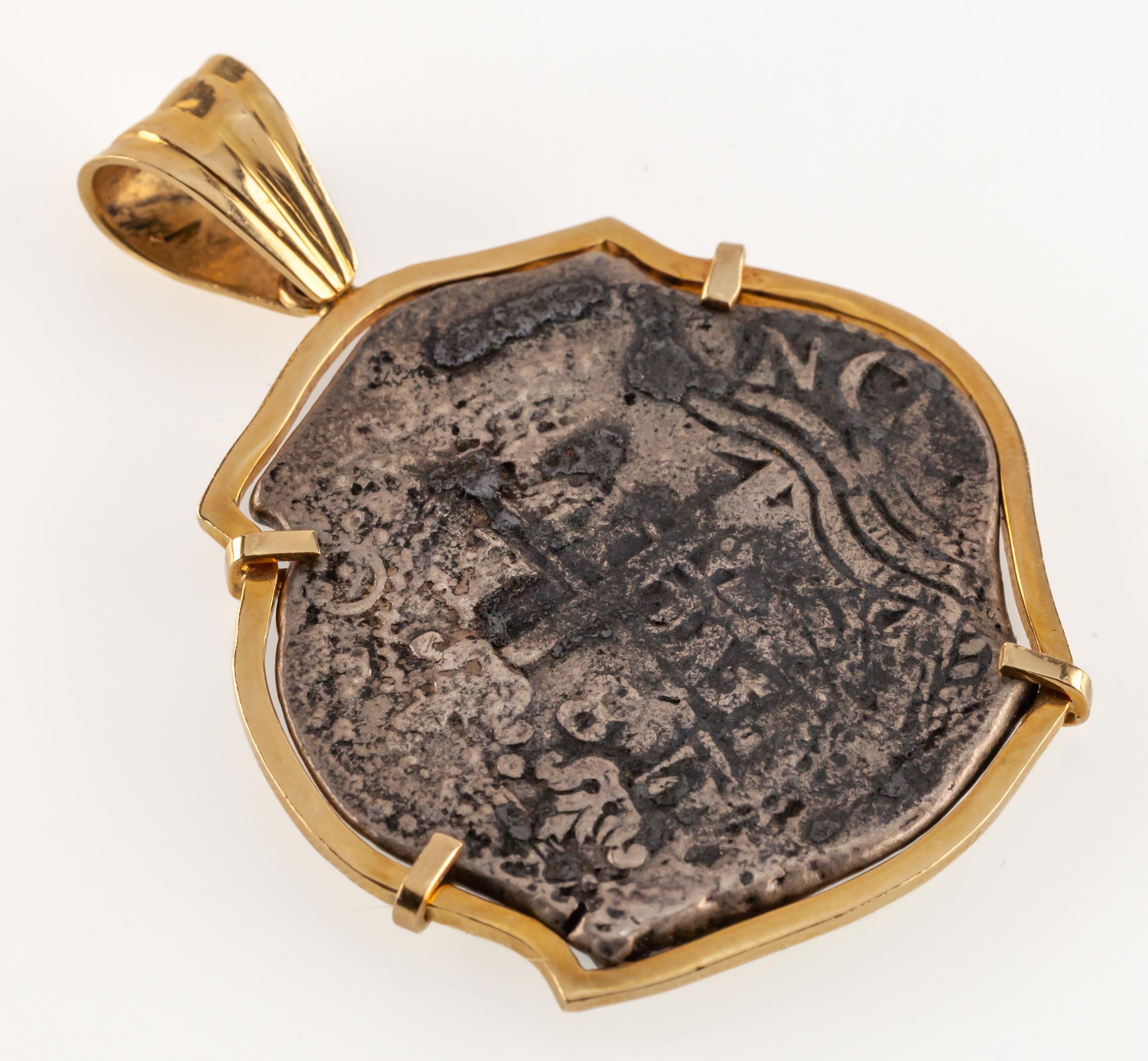 Moneta del naufragio del 1672 da 8 Reales in castone d'oro giallo 14k personalizzato con cauzione

55 mm di lunghezza con cauzione
42 mm di larghezza
Massa totale = 31.2 grammi
Il pezzo è in buone condizioni. Mostra pochi segni di invecchiamento o